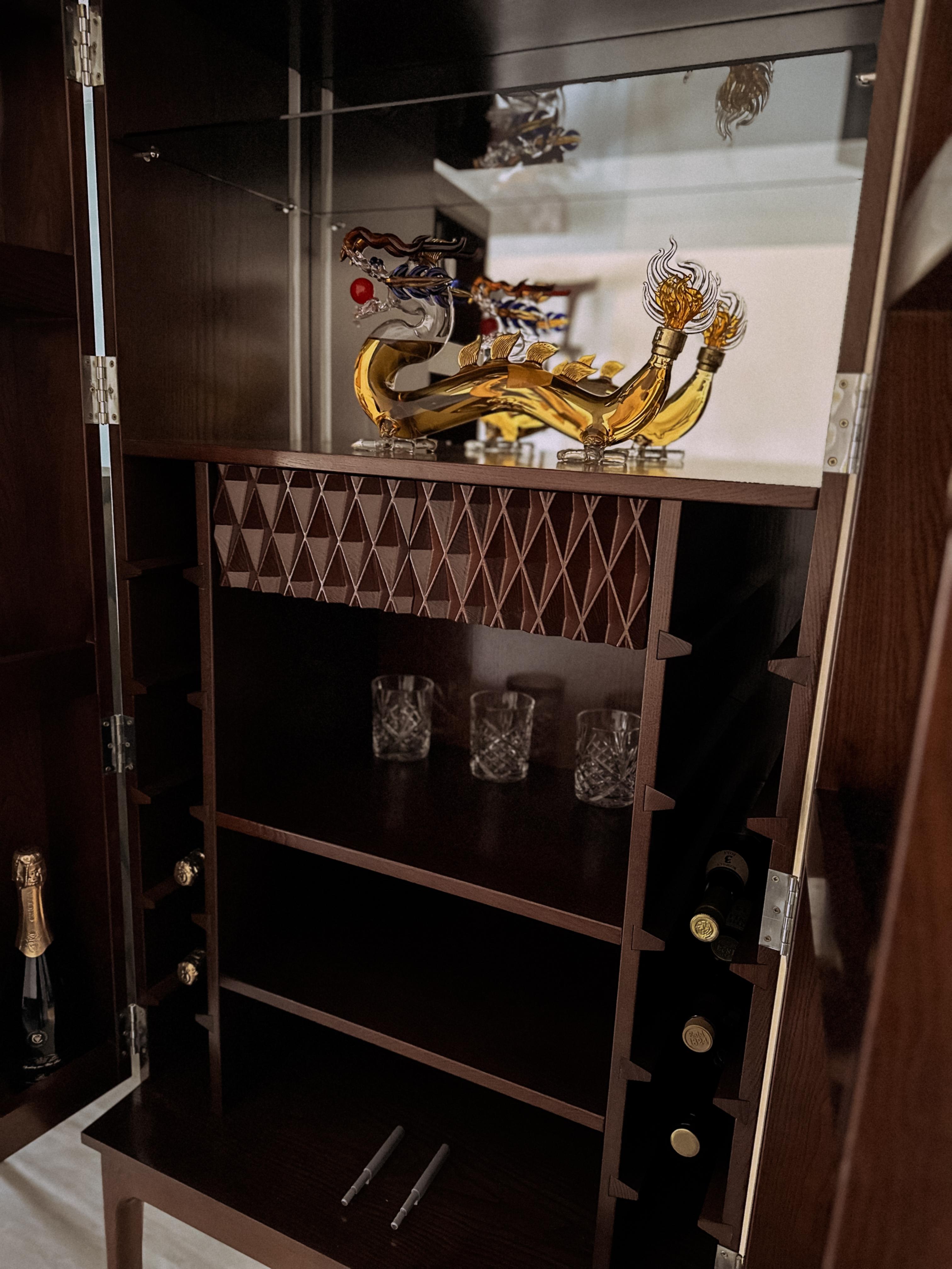 Mid-Century moderno Mobile bar moderno in legno massiccio di frassino marrone scuro in vendita