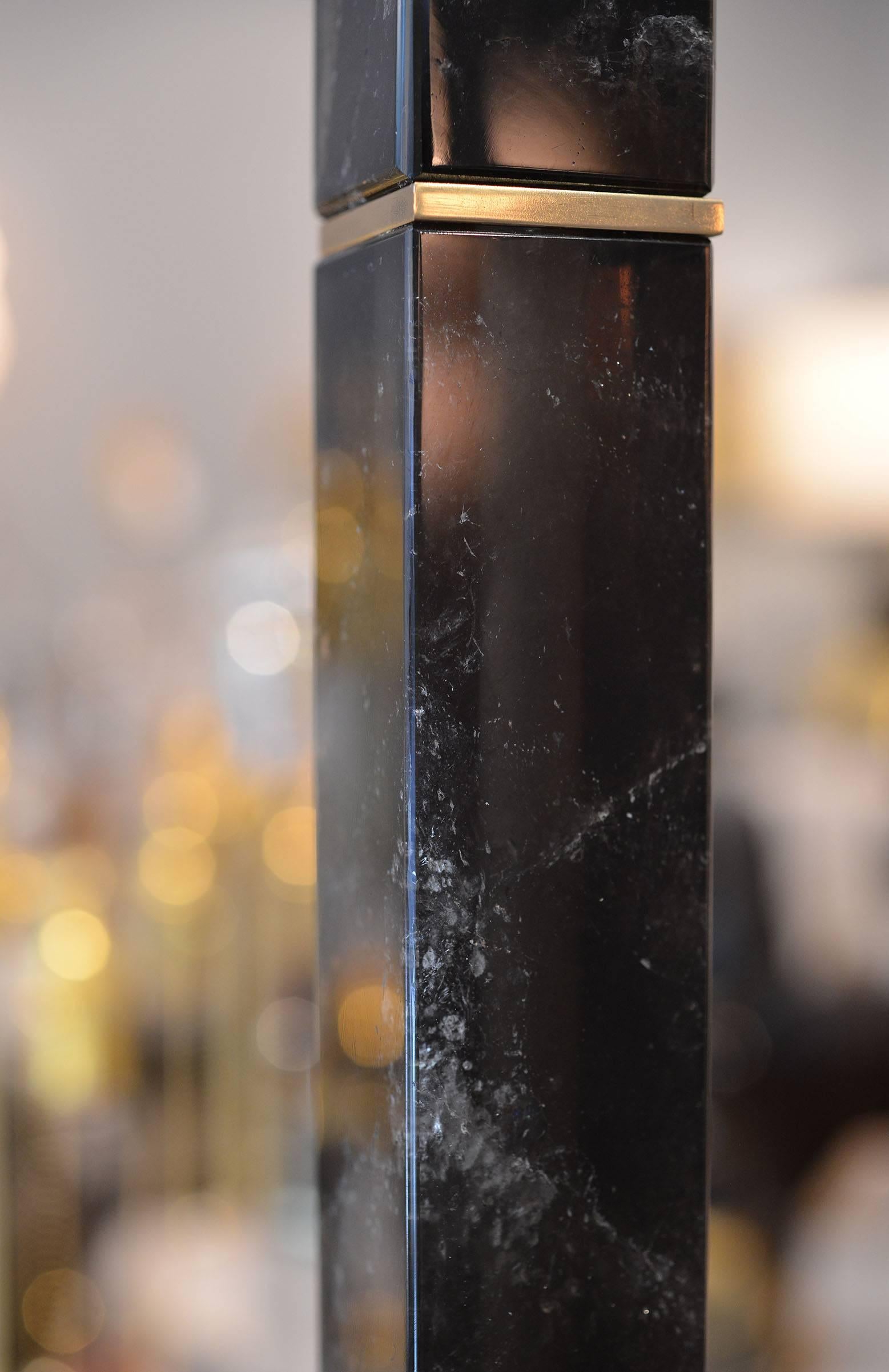Moderne moderne dunkelbraune Bergkristall-Stehlampe im Zustand „Hervorragend“ im Angebot in New York, NY