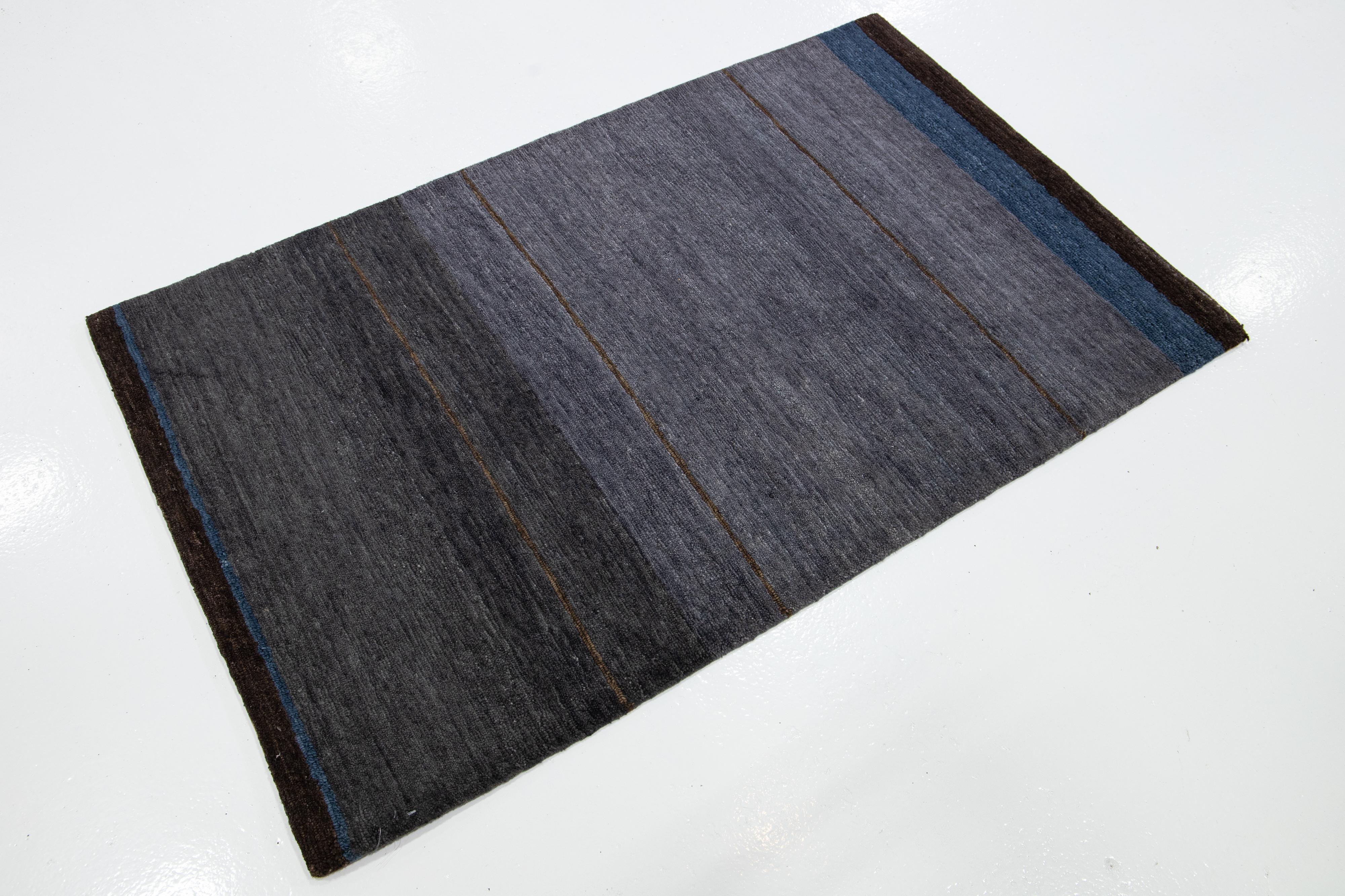 Dieser moderne, maßgefertigte Teppich zeichnet sich durch ein kühles, zeitgenössisches Design mit einer kühnen und raffinierten grauen Farbpalette aus, die durch auffällige Grautöne mit leichten braunen Akzenten ergänzt wird.

Der Preis bezieht sich