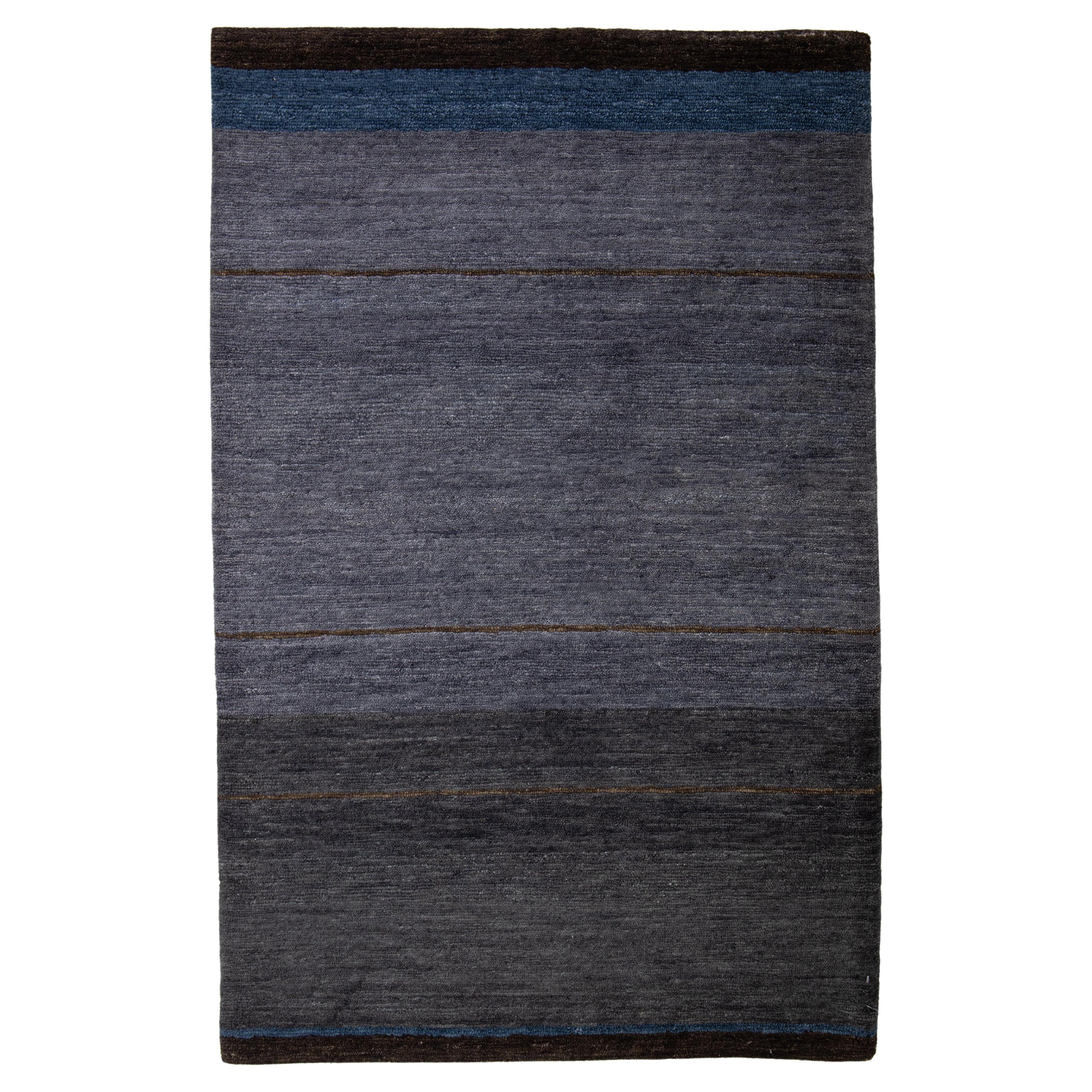 Alfombra moderna de lana gris oscuro con diseño de rayas