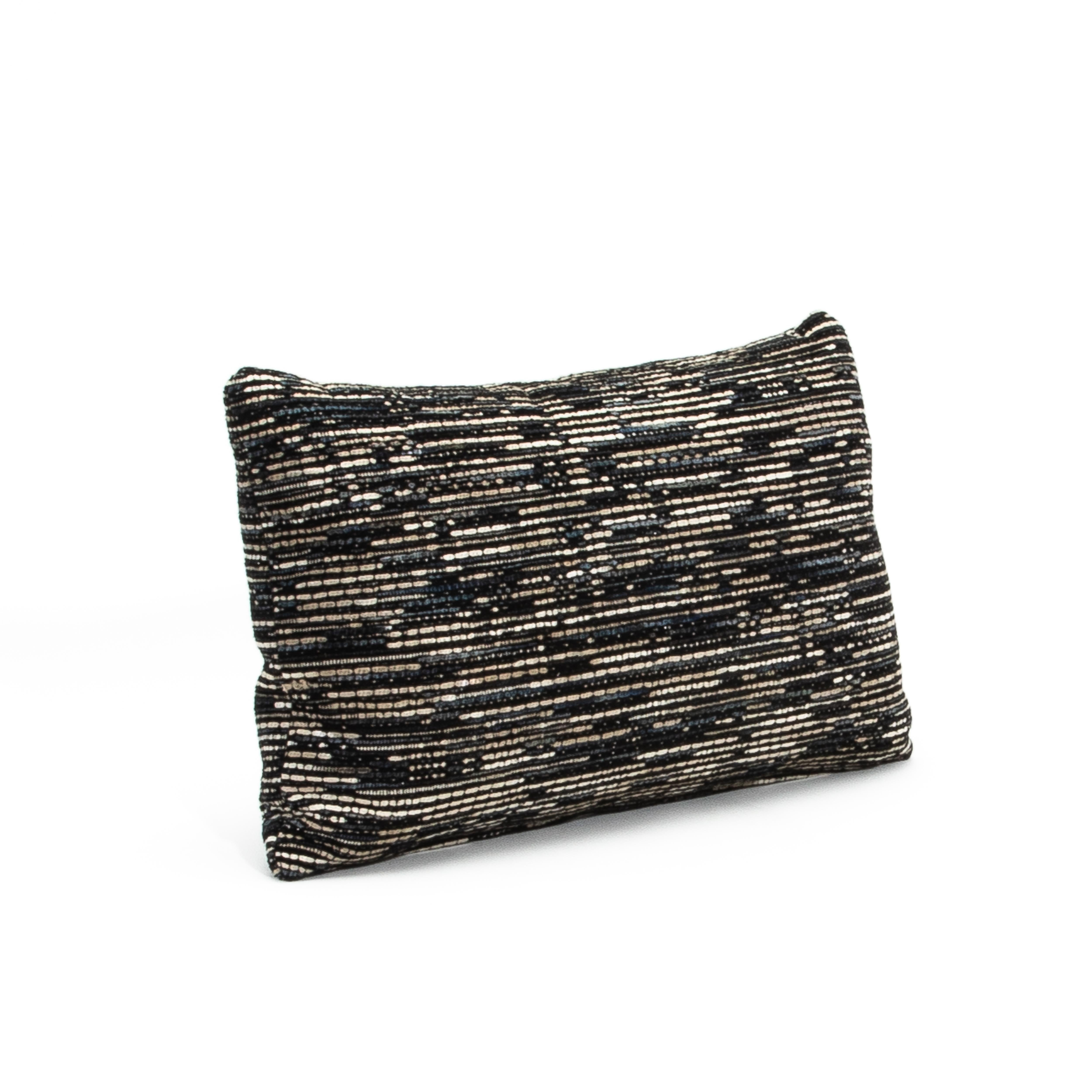 Le coussin tissé foncé Elitis de MOGUL est un luxueux mélange de texture et d'artisanat, mettant en valeur l'art raffiné du tissu Elitis. Le motif tissé complexe associe du coton et du lin de première qualité, créant une surface douce mais durable,