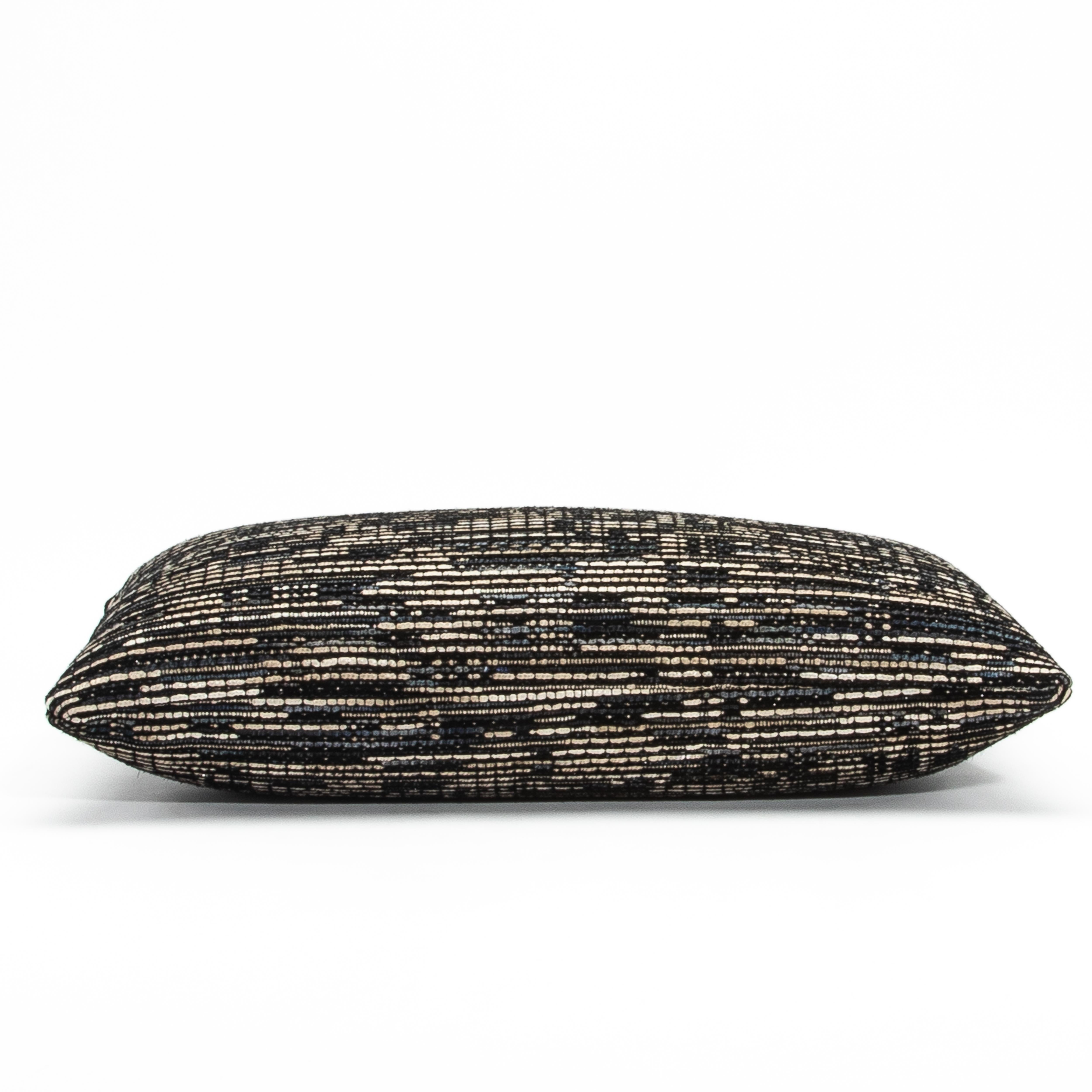 Moderne Coussin décoratif foncé tissé avec tissu Elitis en vente