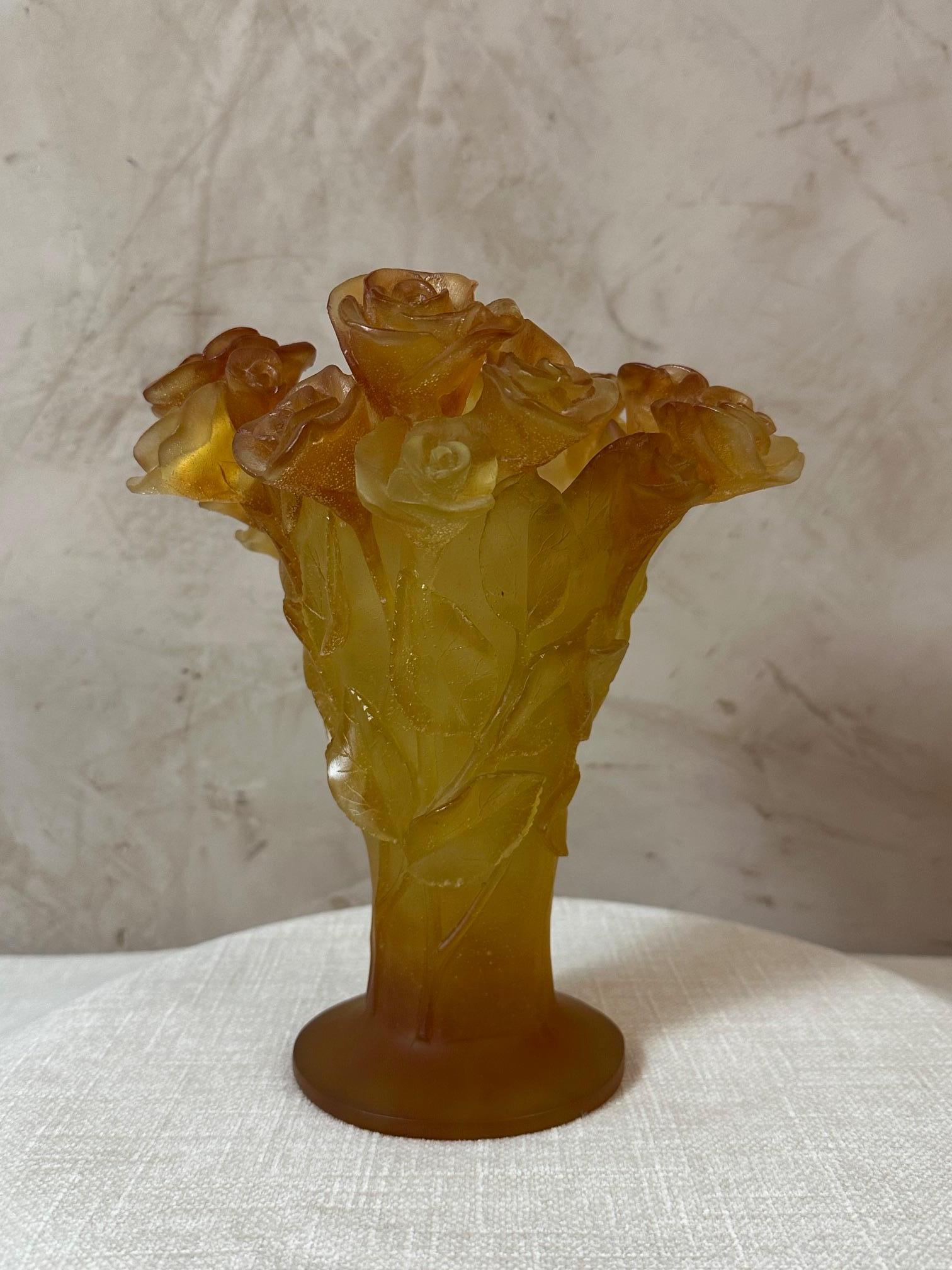 Magnifico vaso in pasta di vetro del famoso produttore di cristalli francese Daum. Risale agli anni 2010.
Questo vaso raffigura un bouquet di rose in una splendida tonalità arancione.
Firmato 