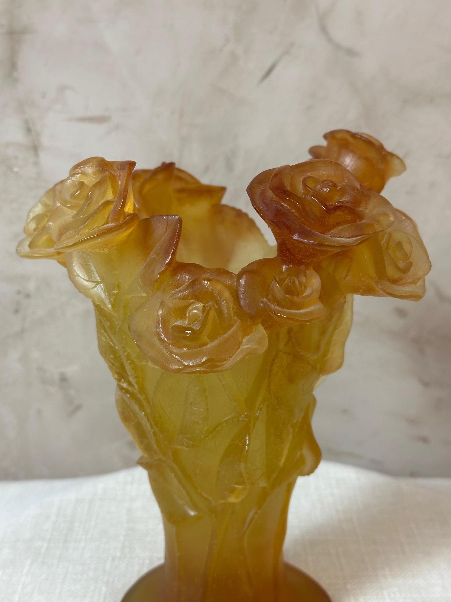 Vaso di rose in vetro moderno Daum France in vendita 1