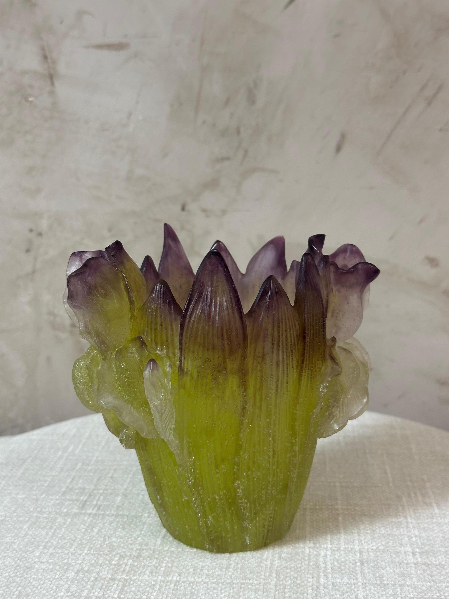 Un pezzo eccezionale! Magnifico vaso in pate de verre della famosa manifattura francese Daum. Risale agli anni 2010. 
Questo vaso rappresenta l'iris che fonde il verde e il viola con notevole eleganza.
Firmato 