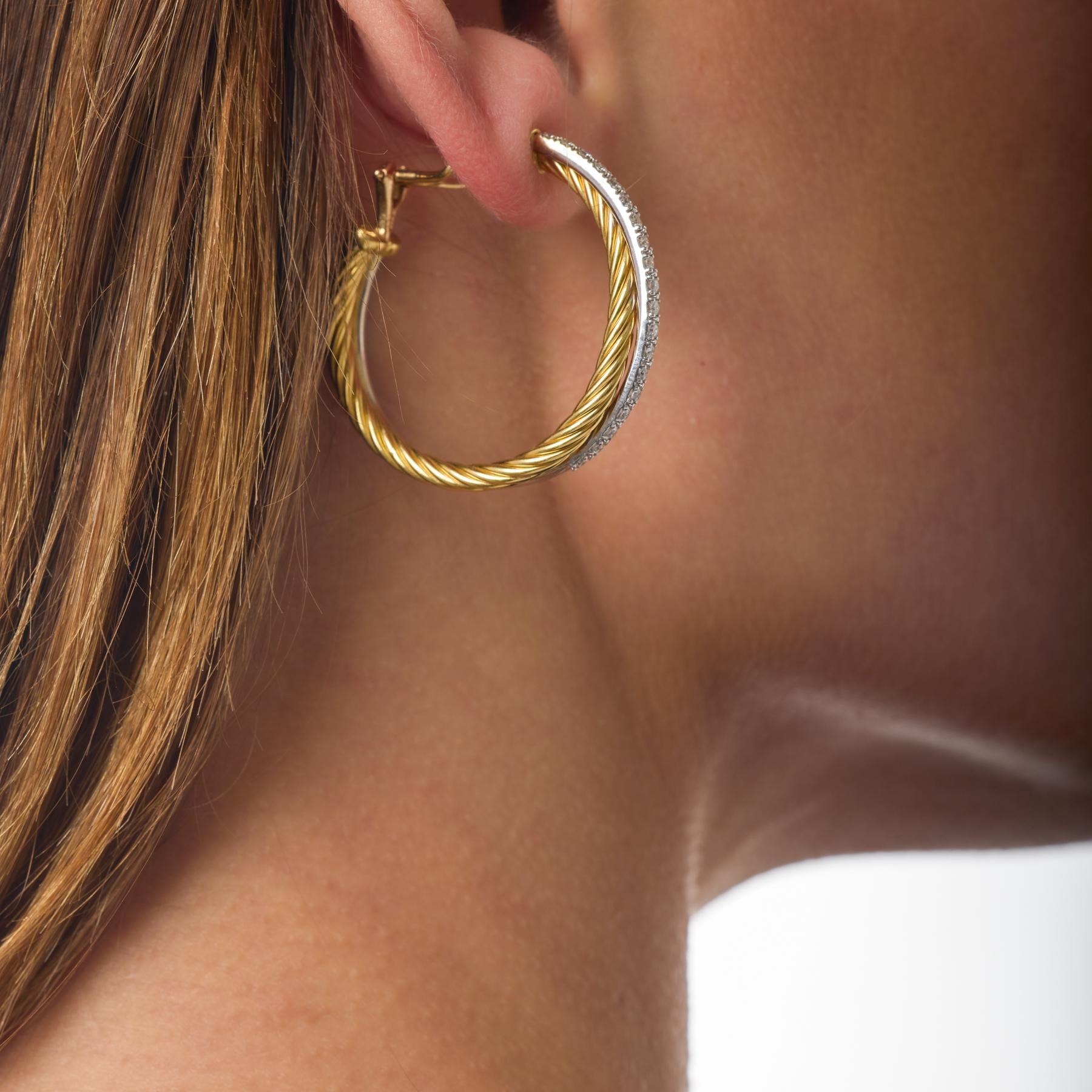 Taglio brillante Orecchini a cerchio moderni in oro giallo e bianco con diamanti David Yurman in vendita