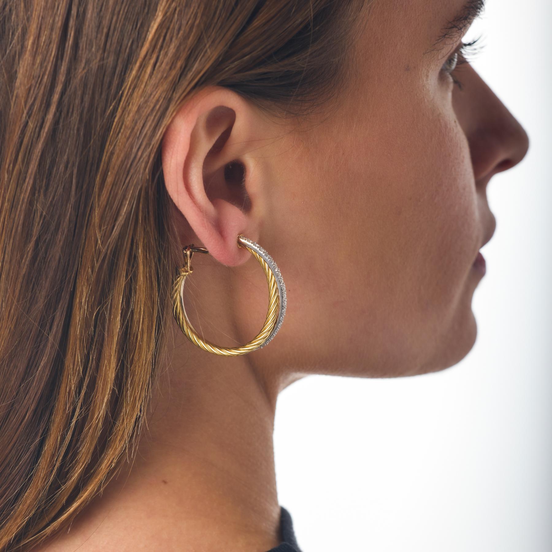 Orecchini a cerchio moderni in oro giallo e bianco con diamanti David Yurman in vendita 1