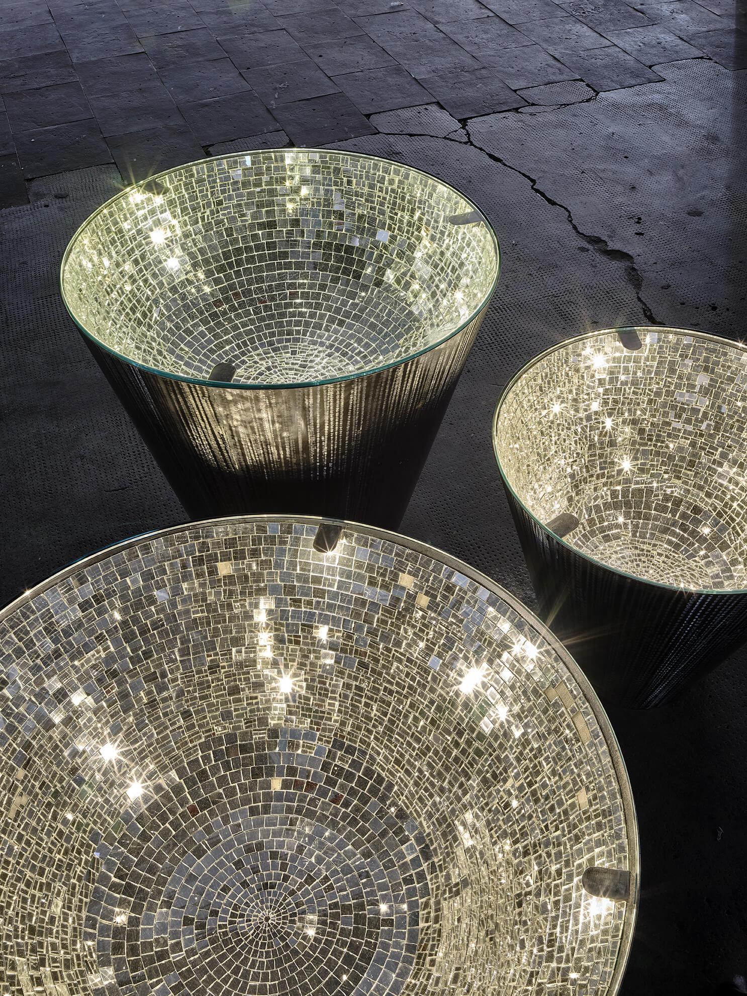 Moderne moderne Davide Medri für Dilmos, niedriger Tisch aus gebürstetem Eisen mit handgeschliffenen Glasmosaik im Zustand „Neu“ im Angebot in Milan, IT