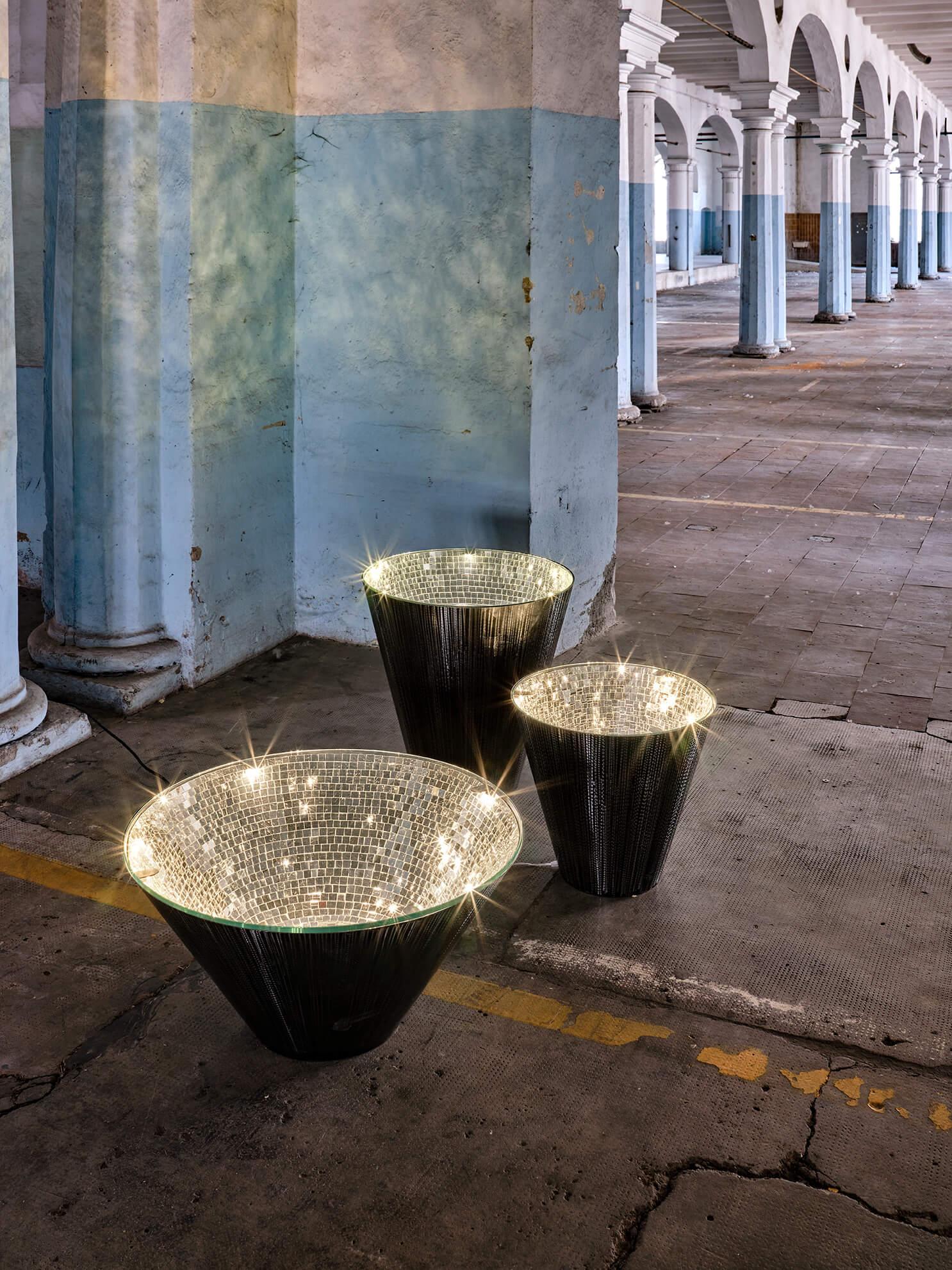 Moderne moderne Davide Medri für Dilmos, niedriger Tisch aus gebürstetem Eisen mit handgeschliffenen Glasmosaik (21. Jahrhundert und zeitgenössisch) im Angebot