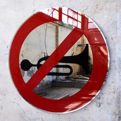 Moderne David Medri for Dilmos Miroir rond Panneaux de signalisation routière fabriqués à la main