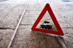 Moderne Davide Medri für Dilmos Dreiecksspiegel Handgefertigte Straßenschilder