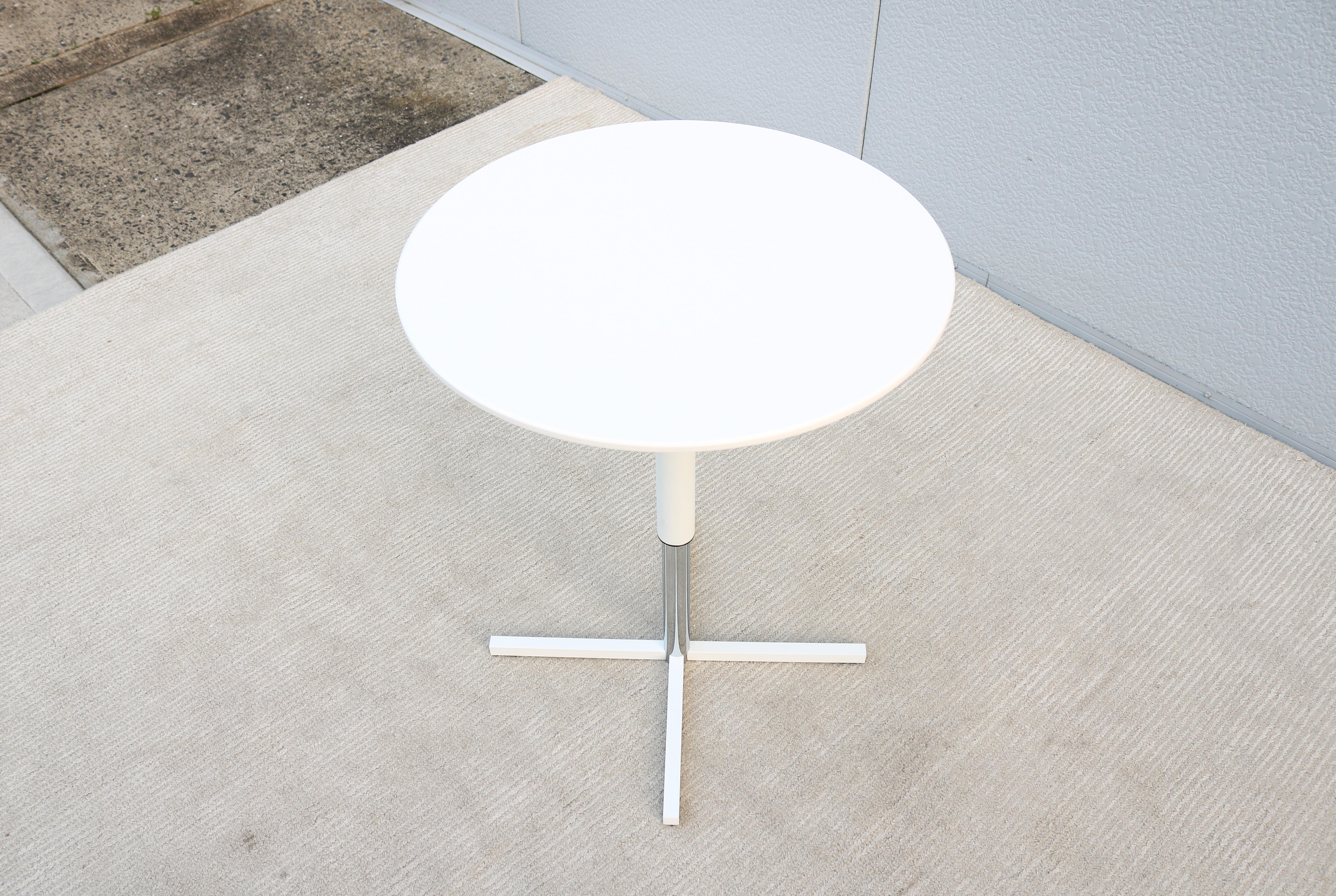Table d'appoint ronde moderne à hauteur réglable Whiting Furniture White, New en vente 2