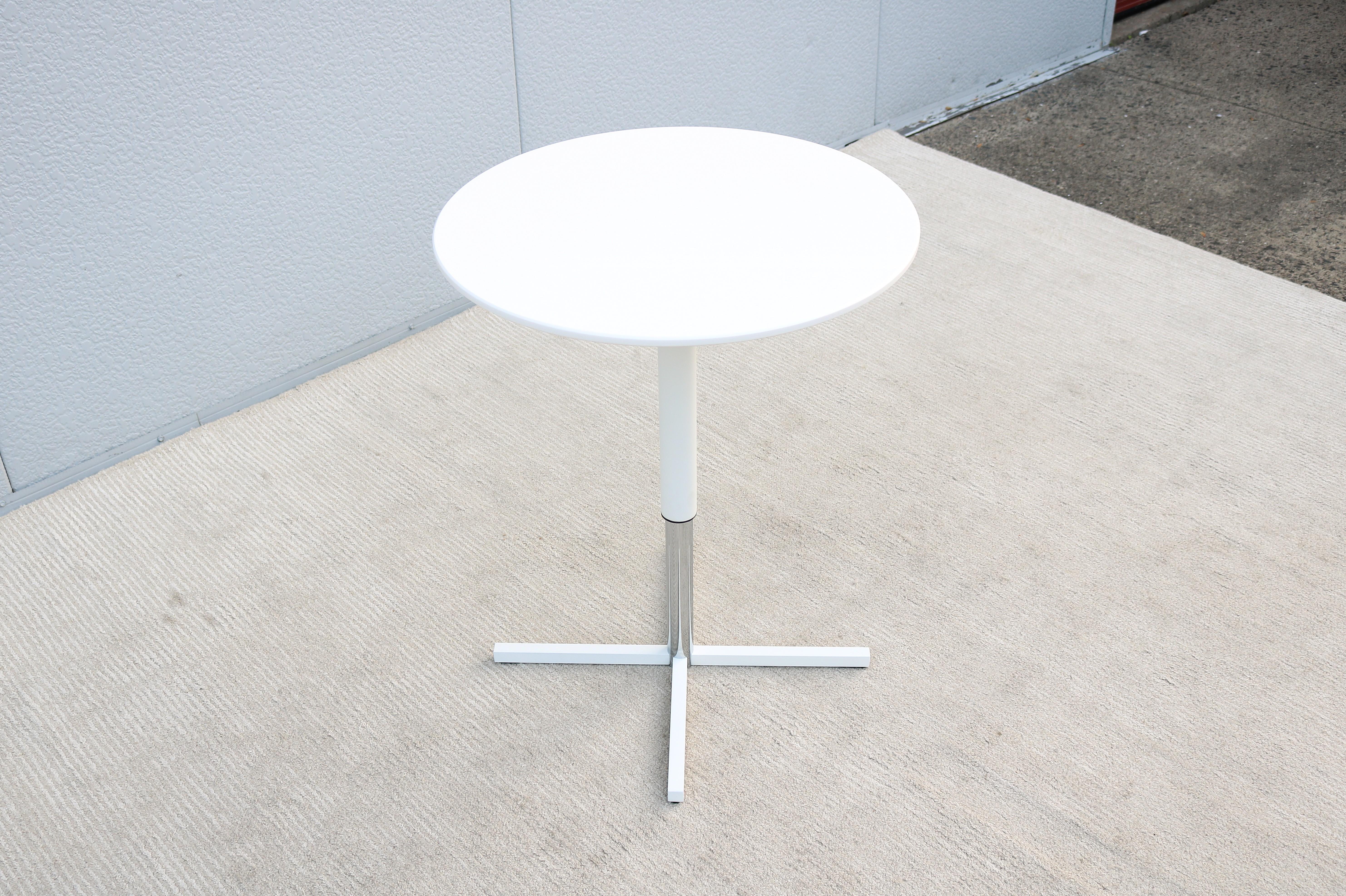 Table d'appoint ronde moderne à hauteur réglable Whiting Furniture White, New en vente 3