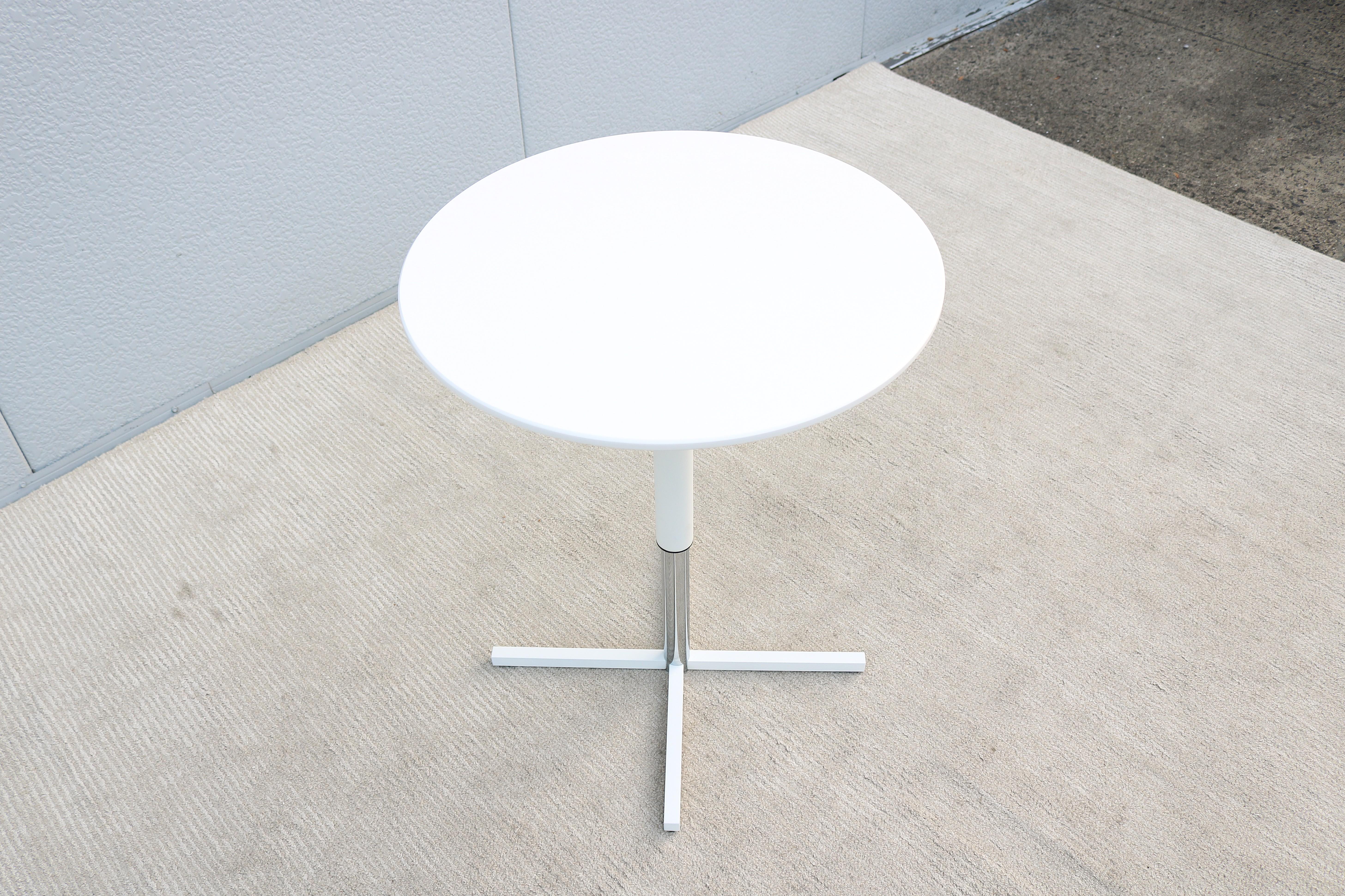 Table d'appoint ronde moderne à hauteur réglable Whiting Furniture White, New en vente 4