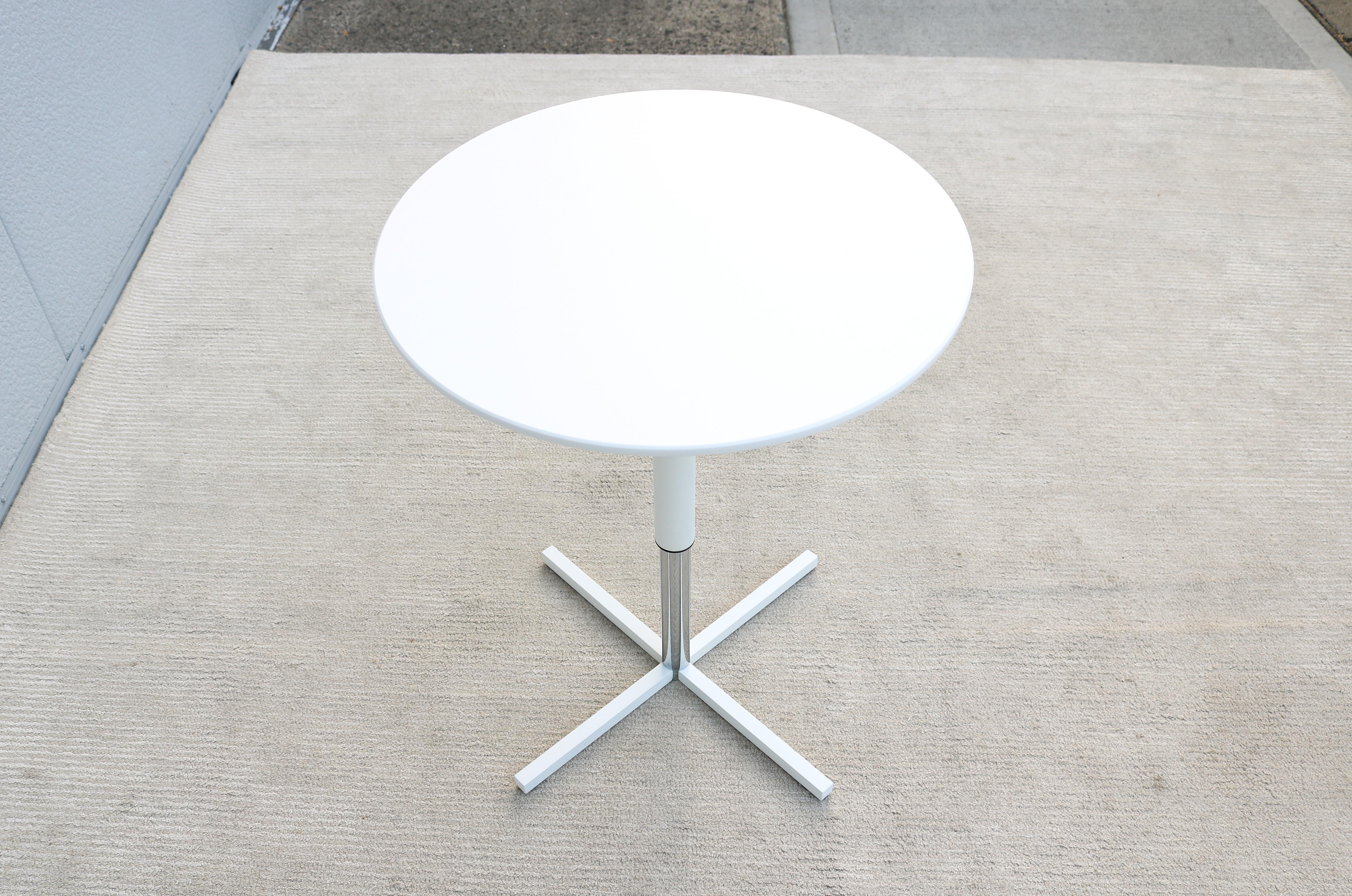 Table d'appoint ronde moderne à hauteur réglable Whiting Furniture White, New en vente 5