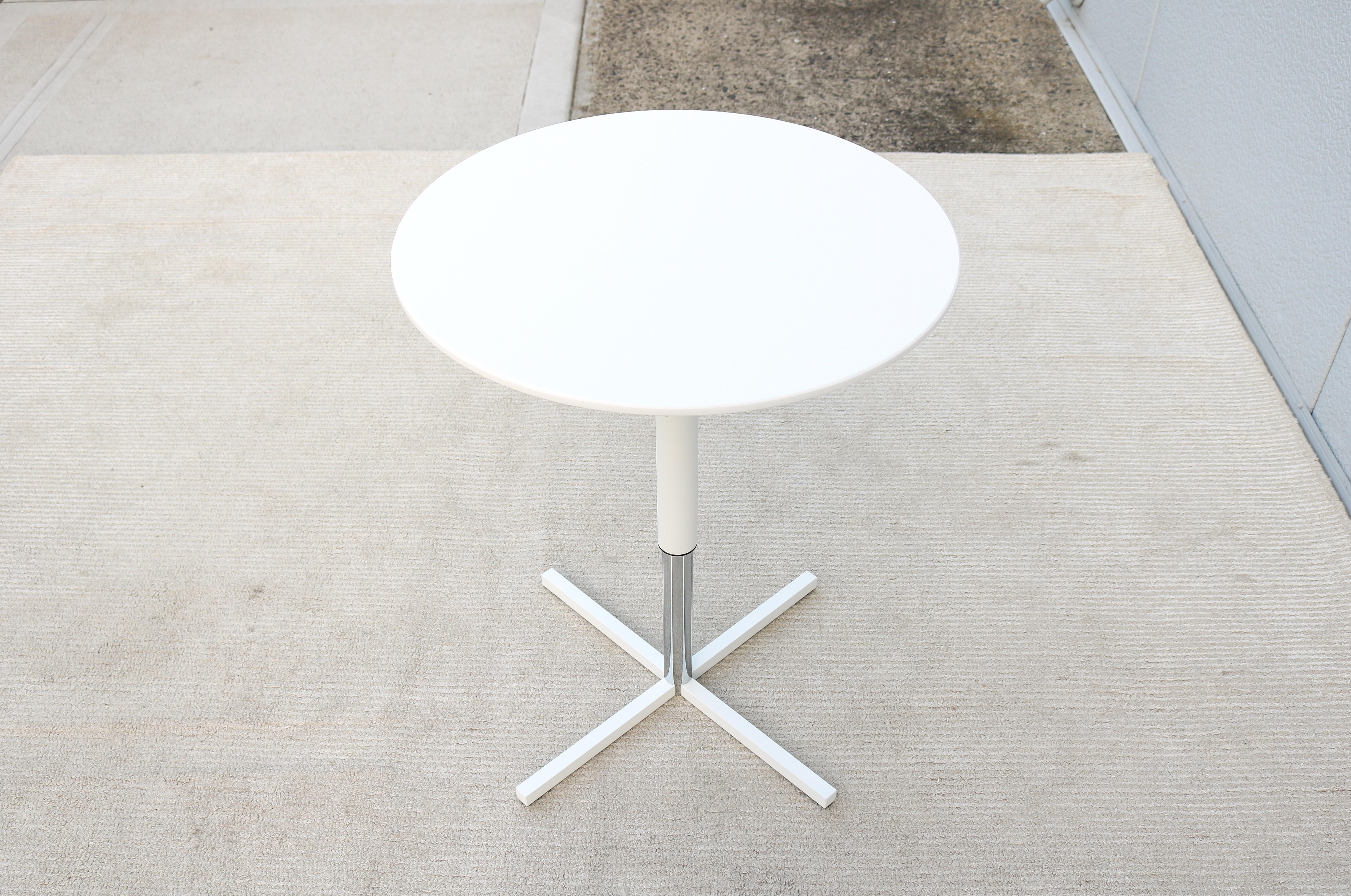 Table d'appoint ronde moderne à hauteur réglable Whiting Furniture White, New en vente 6