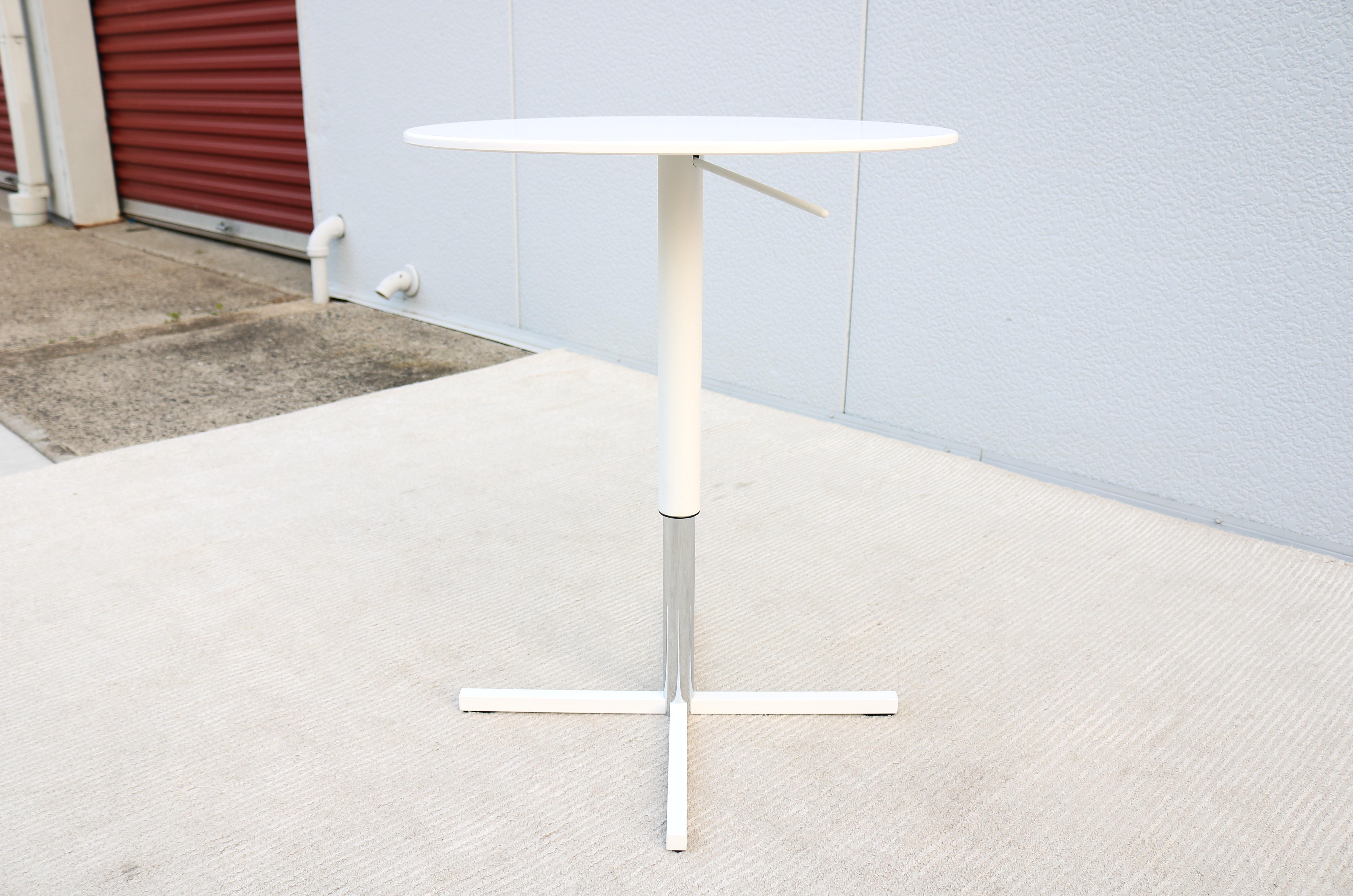 Table d'appoint ronde moderne à hauteur réglable Whiting Furniture White, New en vente 7