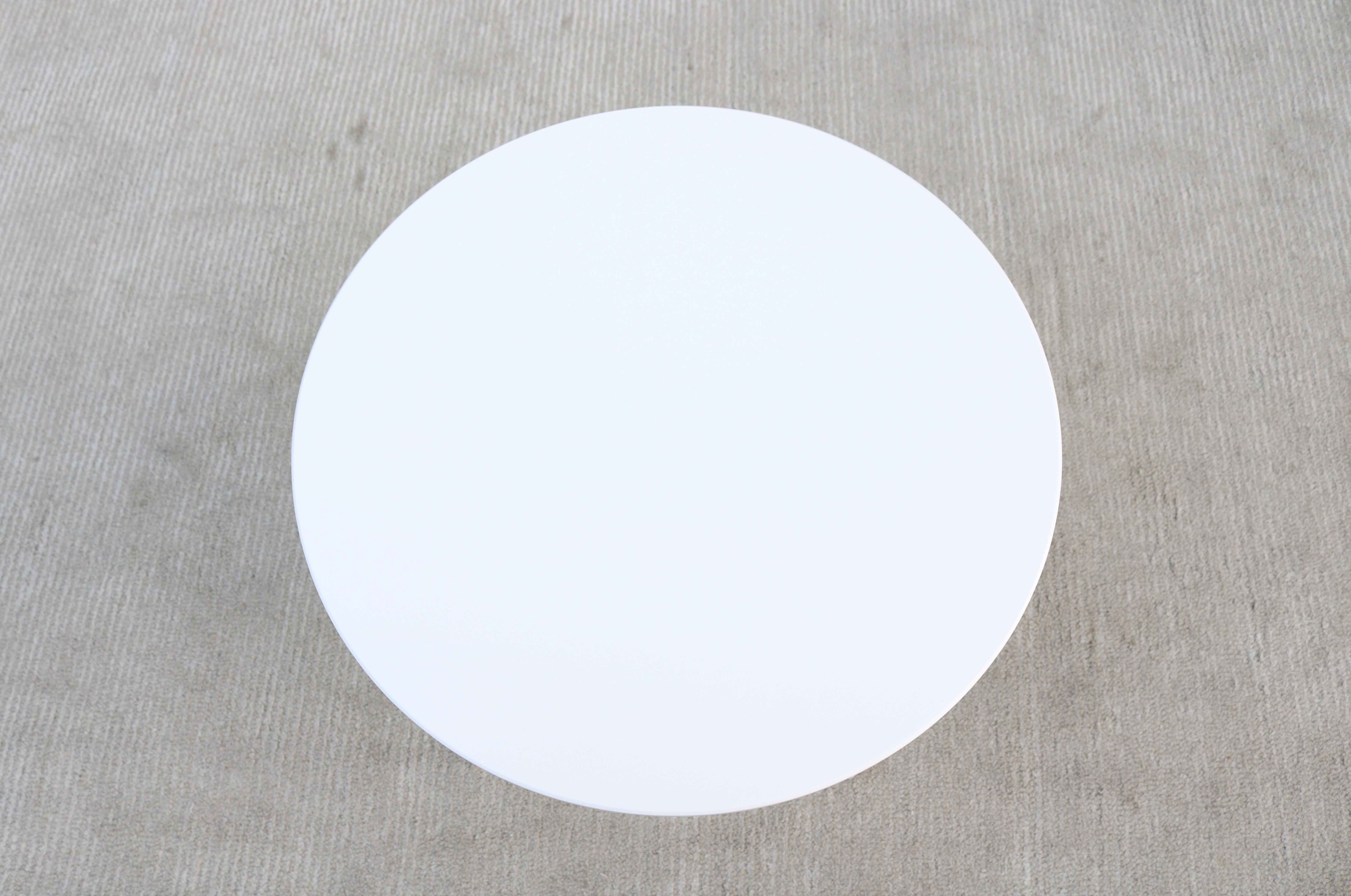 Table d'appoint ronde moderne à hauteur réglable Whiting Furniture White, New en vente 8