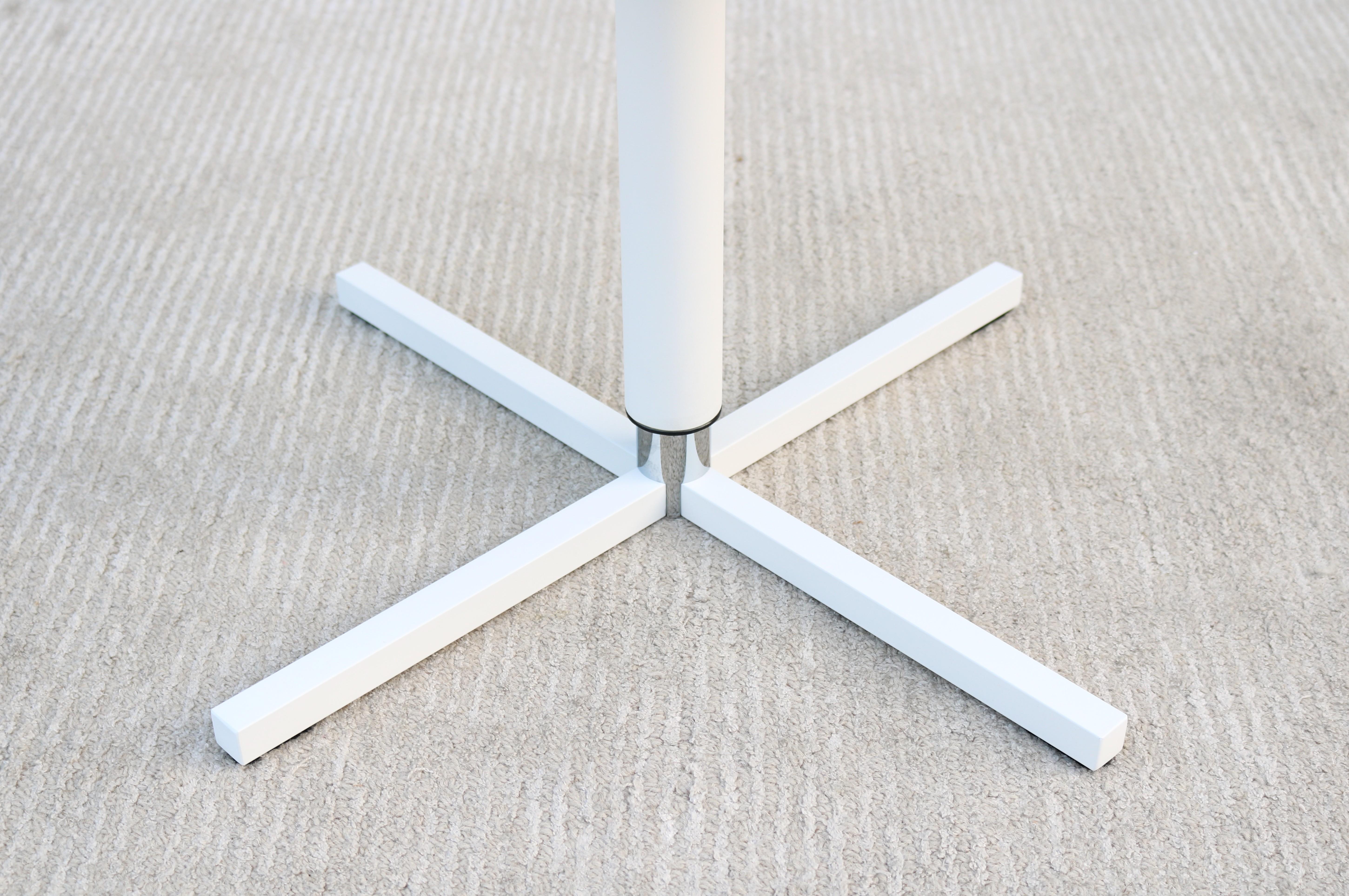 Table d'appoint ronde moderne à hauteur réglable Whiting Furniture White, New en vente 9