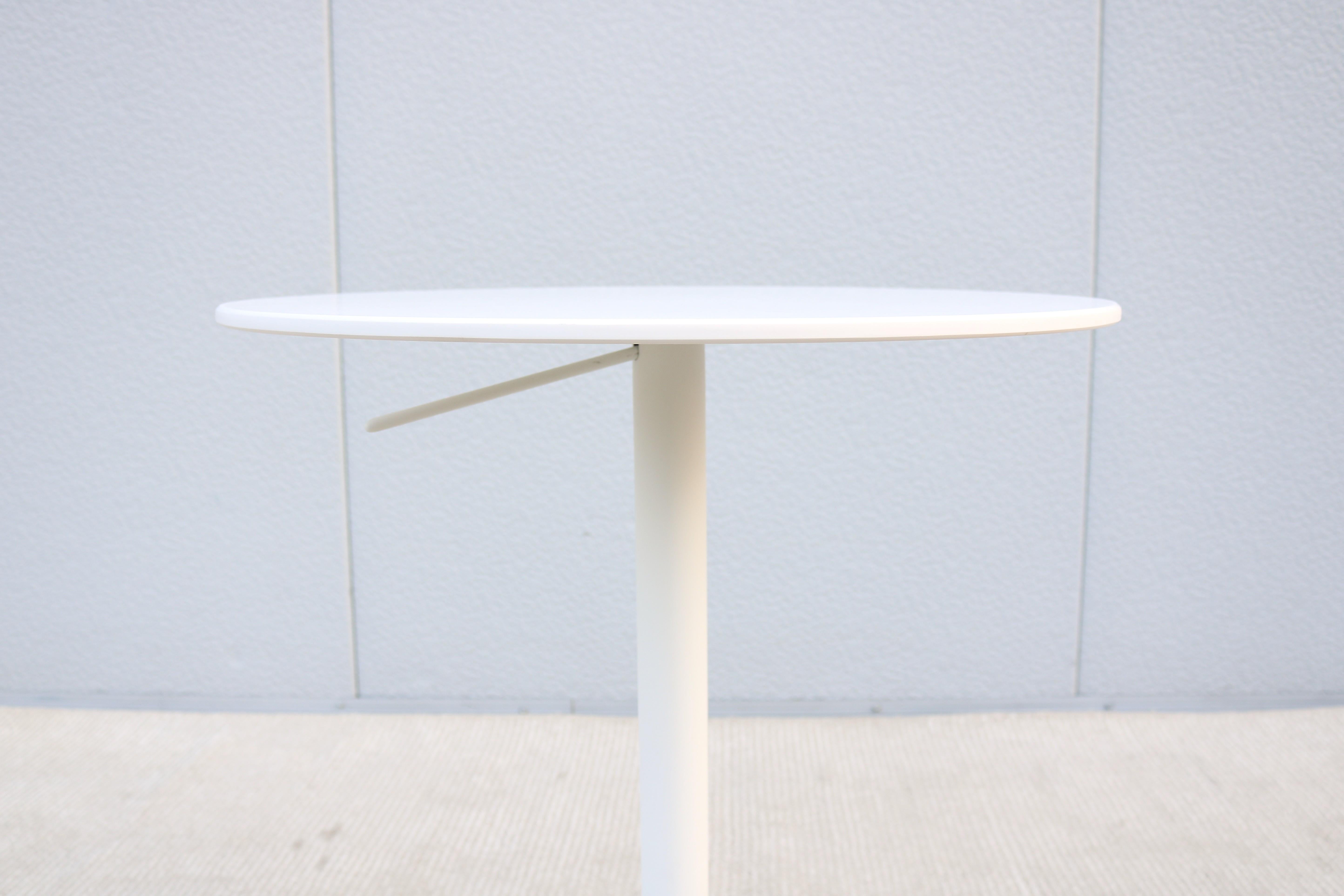Table d'appoint ronde moderne à hauteur réglable Whiting Furniture White, New en vente 10