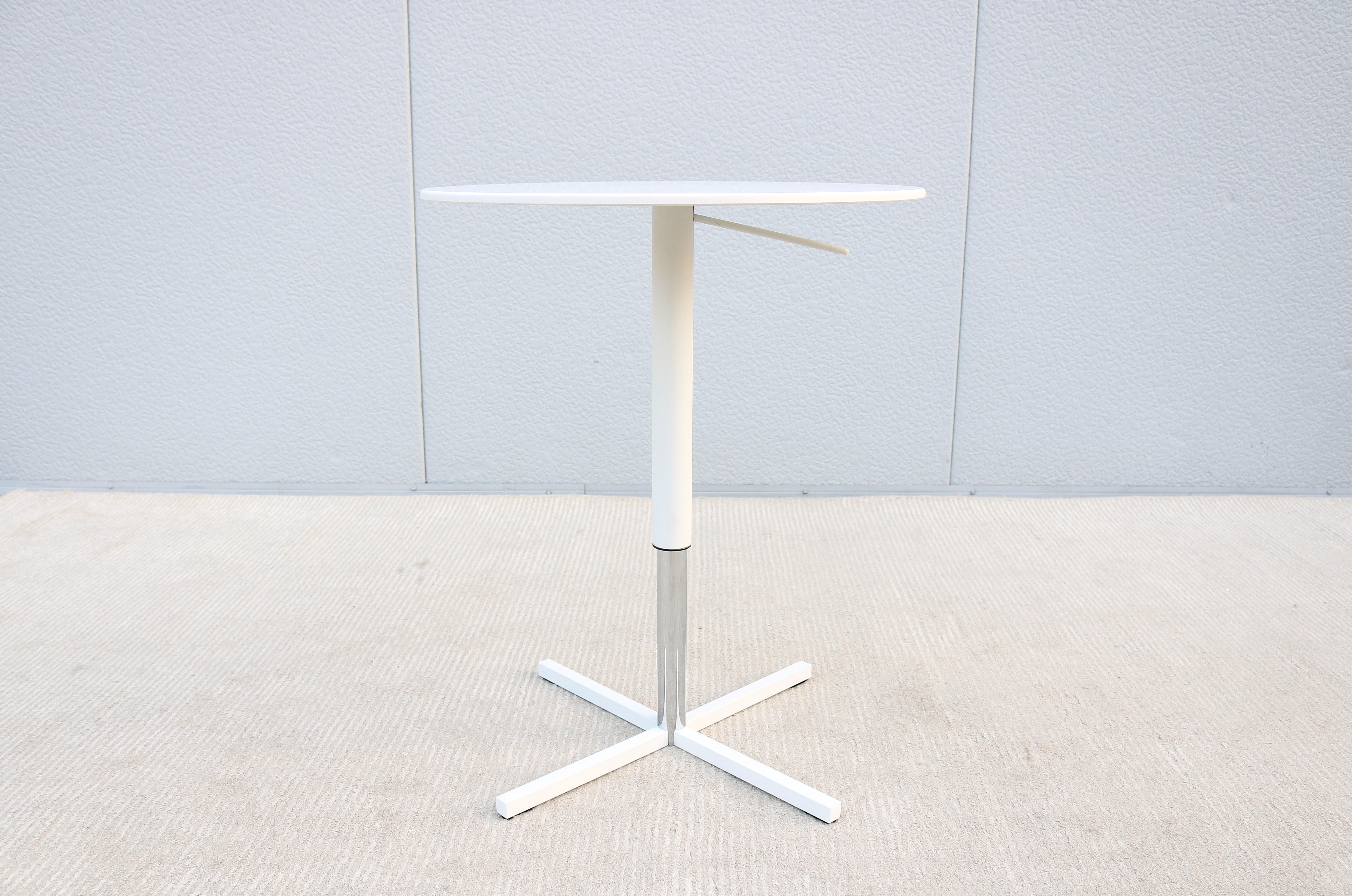 Fabuleuse table d'appoint ronde réglable en hauteur et pivotante en couleur blanc neige.
D'un design accrocheur, la table représentait la légèreté et la douceur dans sa simplicité.
Elle est dotée d'un plateau pivotant à 360° et s'ajuste en hauteur