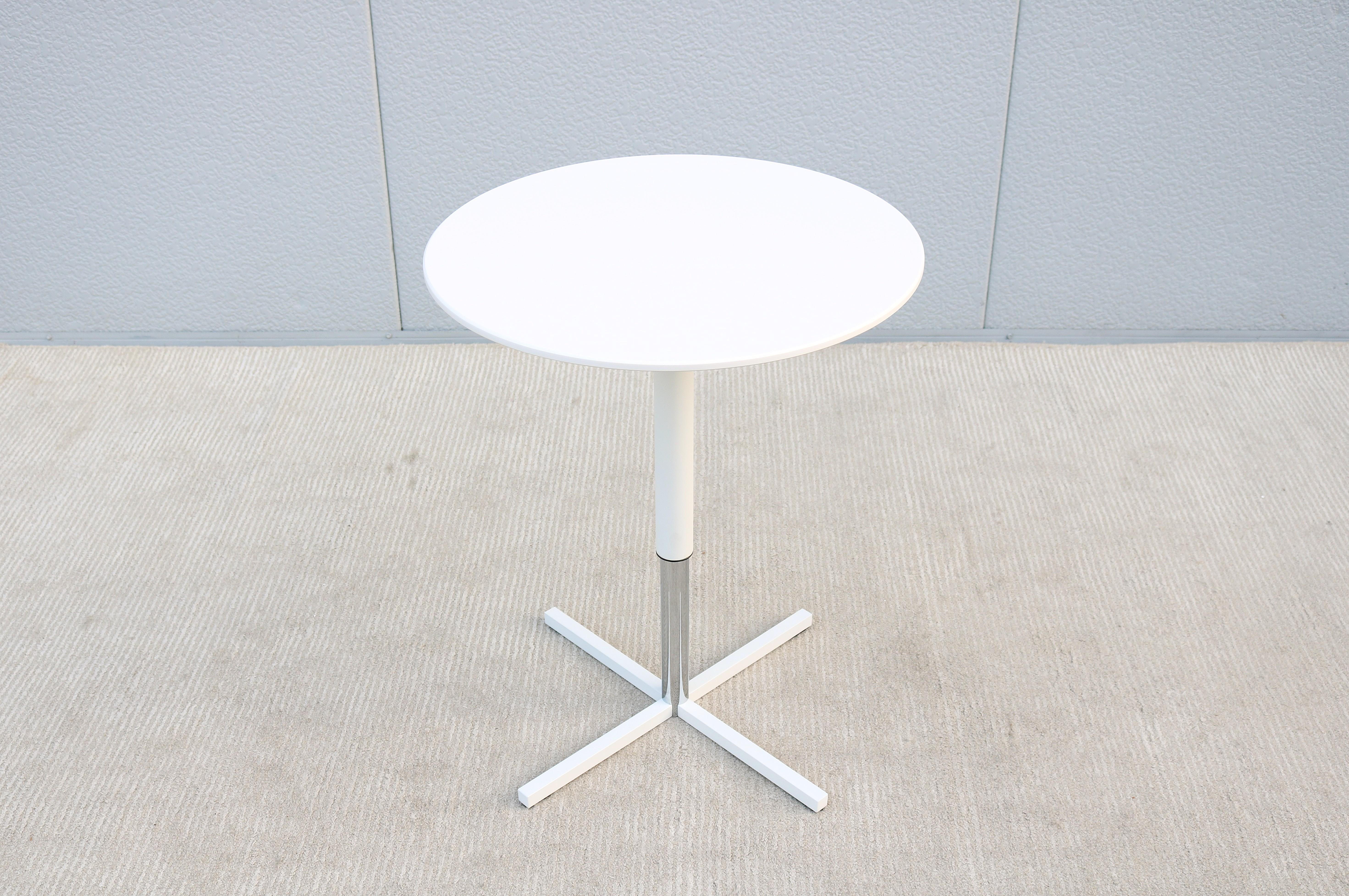 Moderne Table d'appoint ronde moderne à hauteur réglable Whiting Furniture White, New en vente