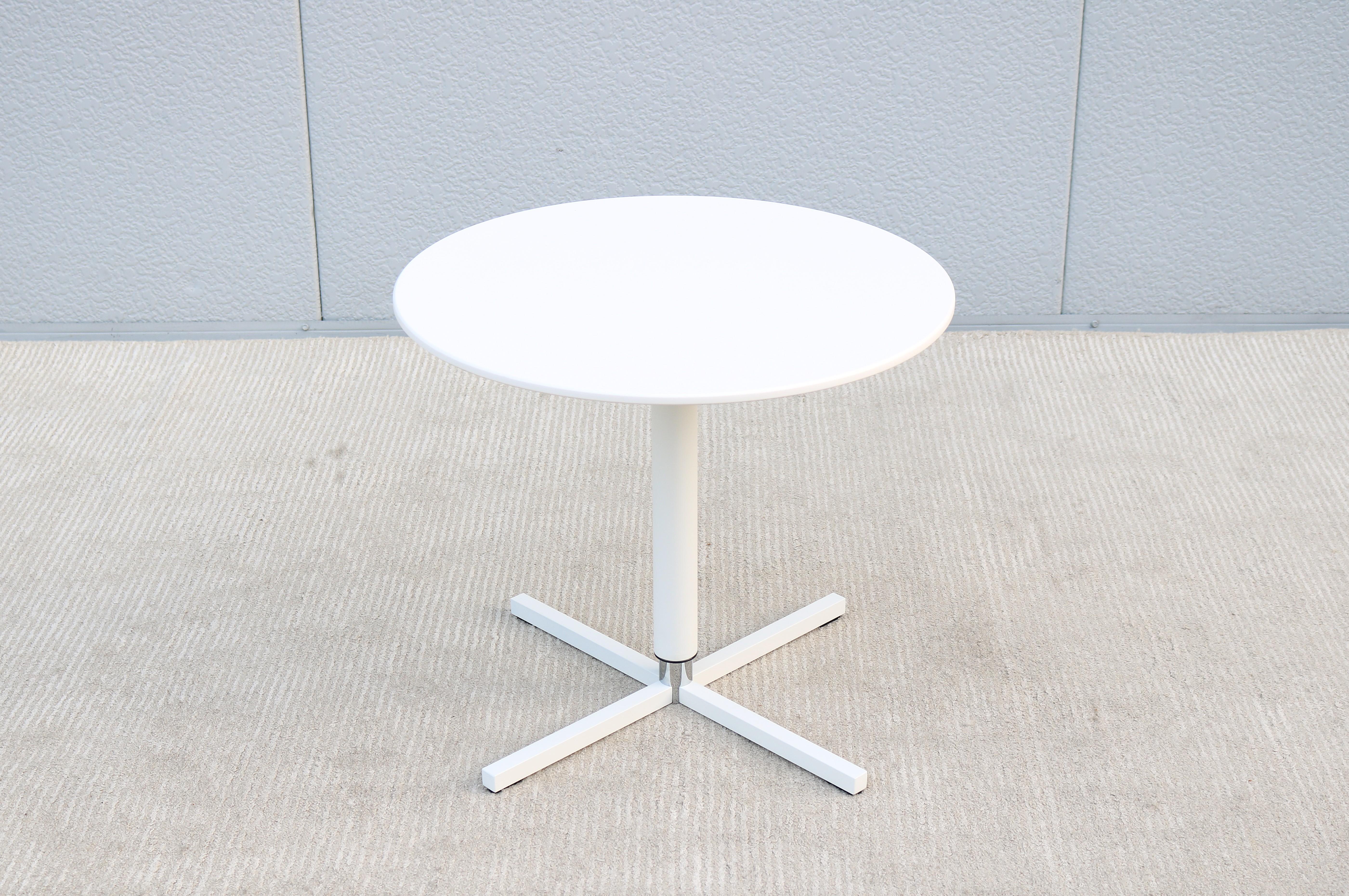 Américain Table d'appoint ronde moderne à hauteur réglable Whiting Furniture White, New en vente