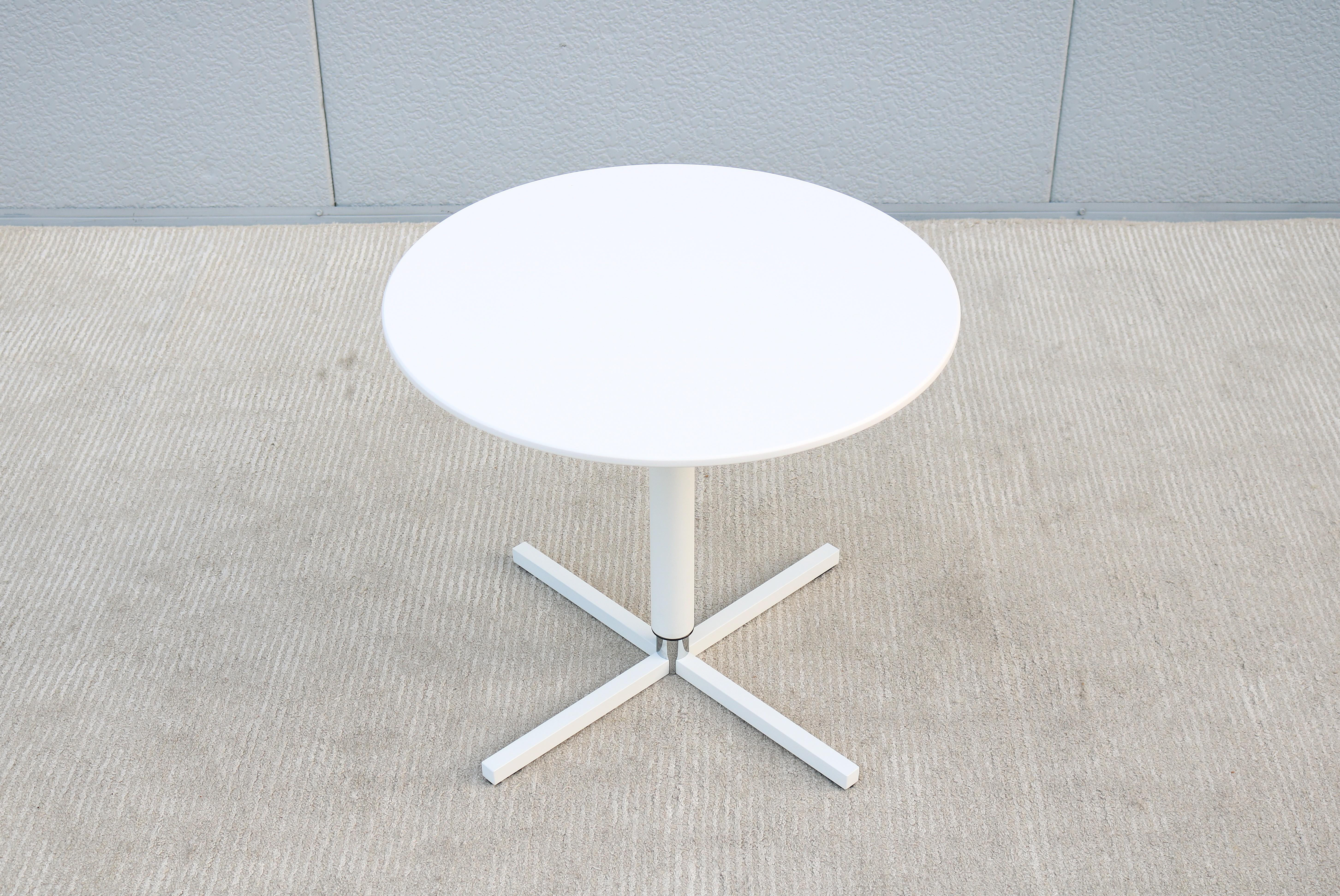 Poudré Table d'appoint ronde moderne à hauteur réglable Whiting Furniture White, New en vente
