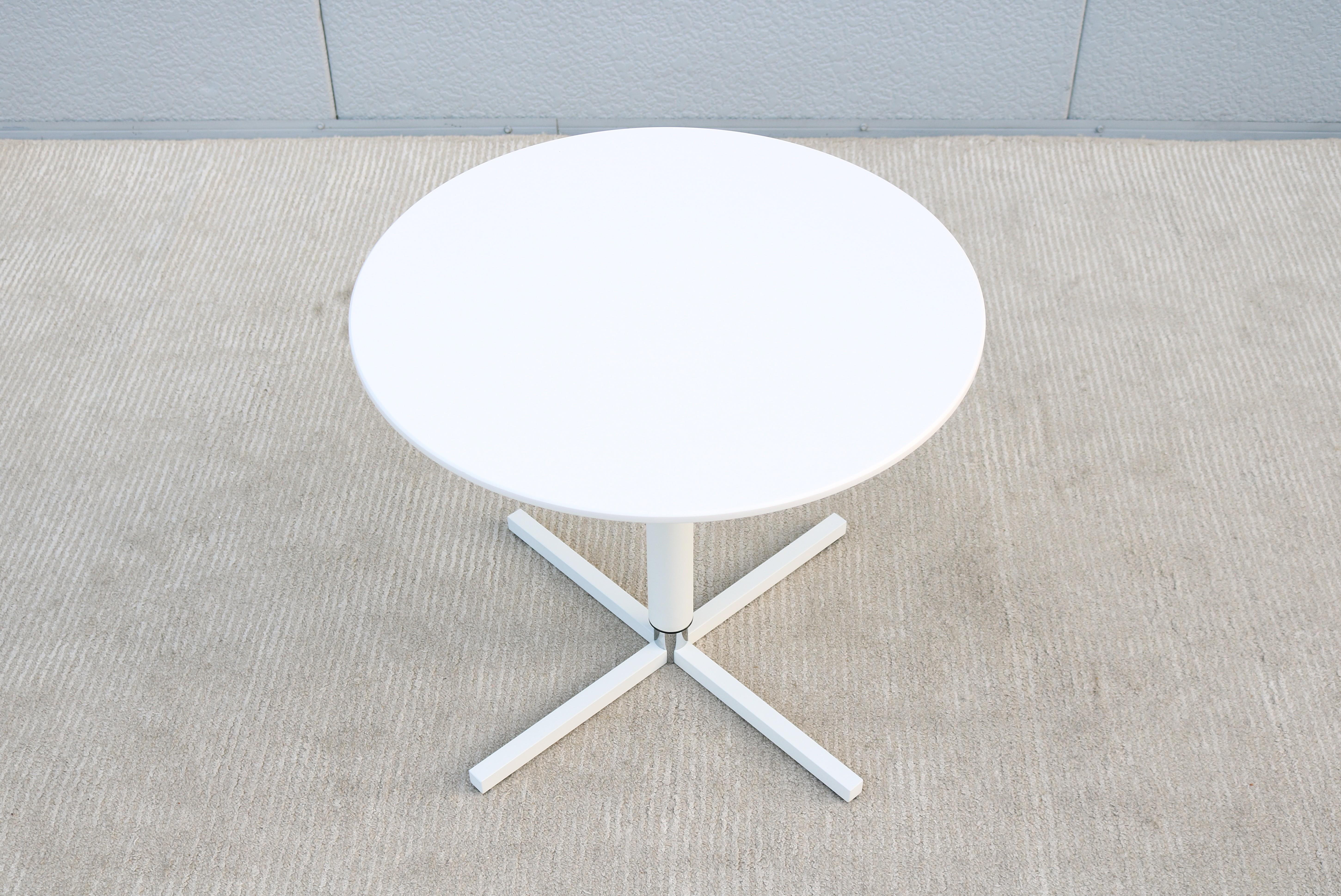 Table d'appoint ronde moderne à hauteur réglable Whiting Furniture White, New Neuf - En vente à Secaucus, NJ