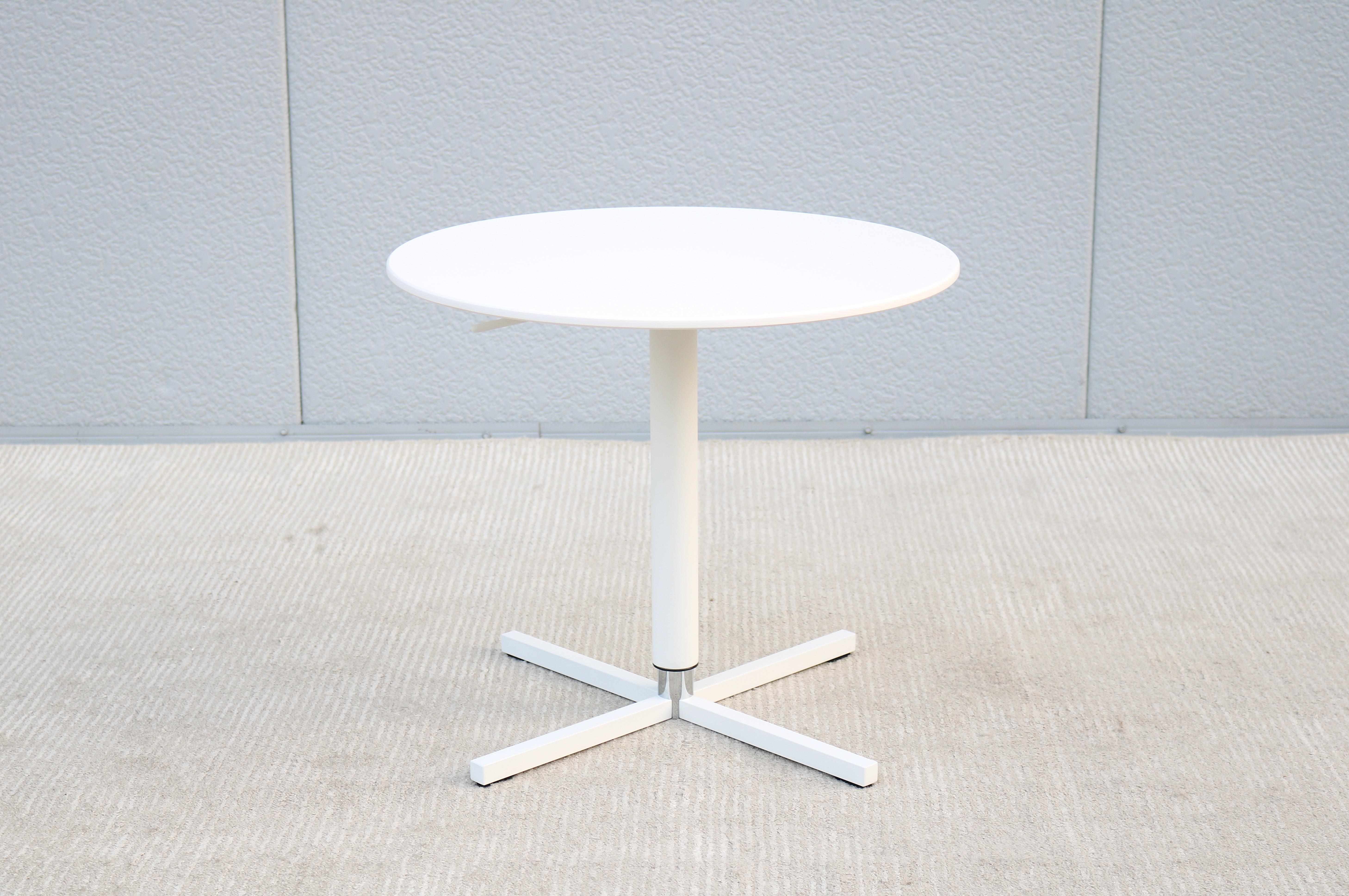 XXIe siècle et contemporain Table d'appoint ronde moderne à hauteur réglable Whiting Furniture White, New en vente