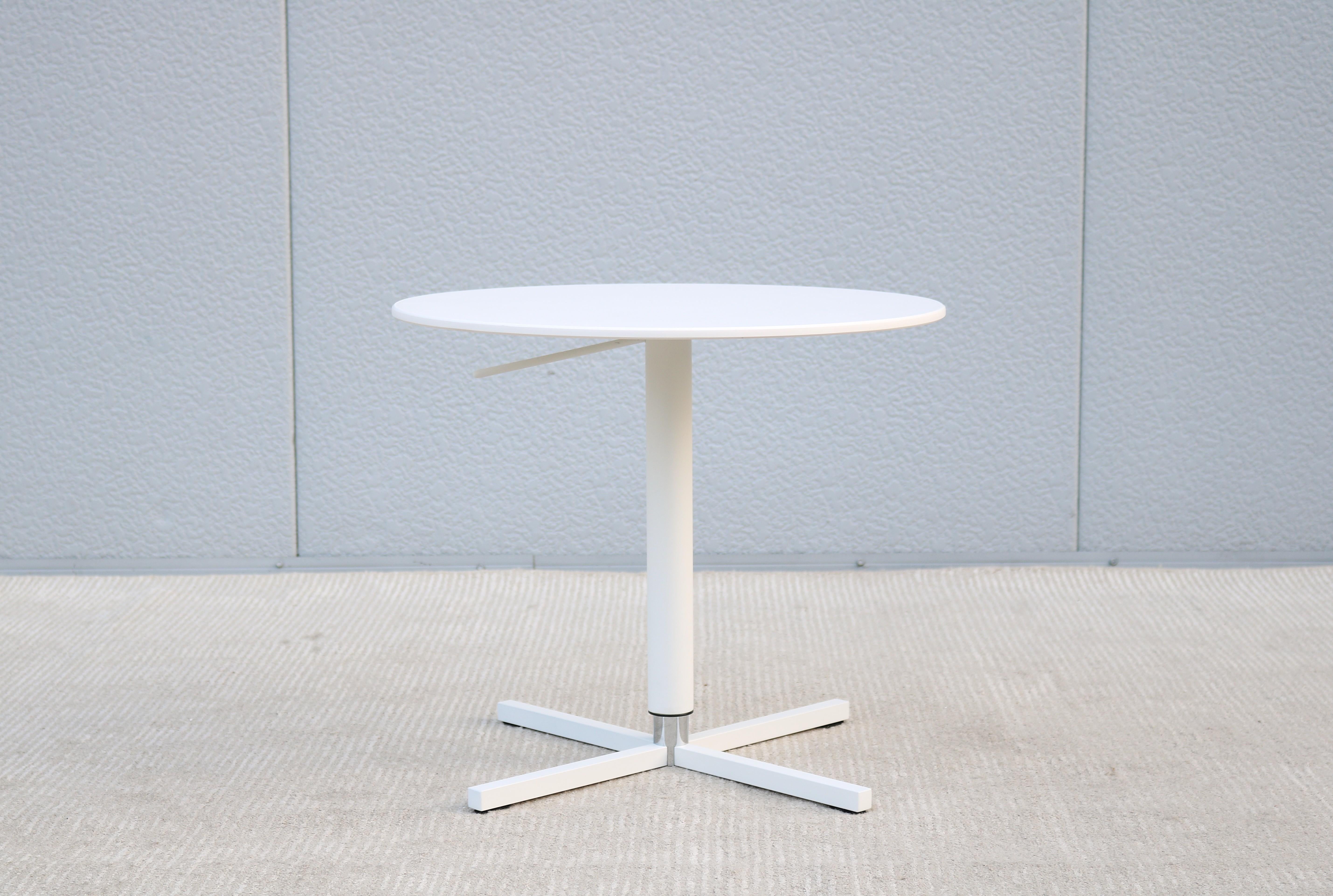 Acier Table d'appoint ronde moderne à hauteur réglable Whiting Furniture White, New en vente