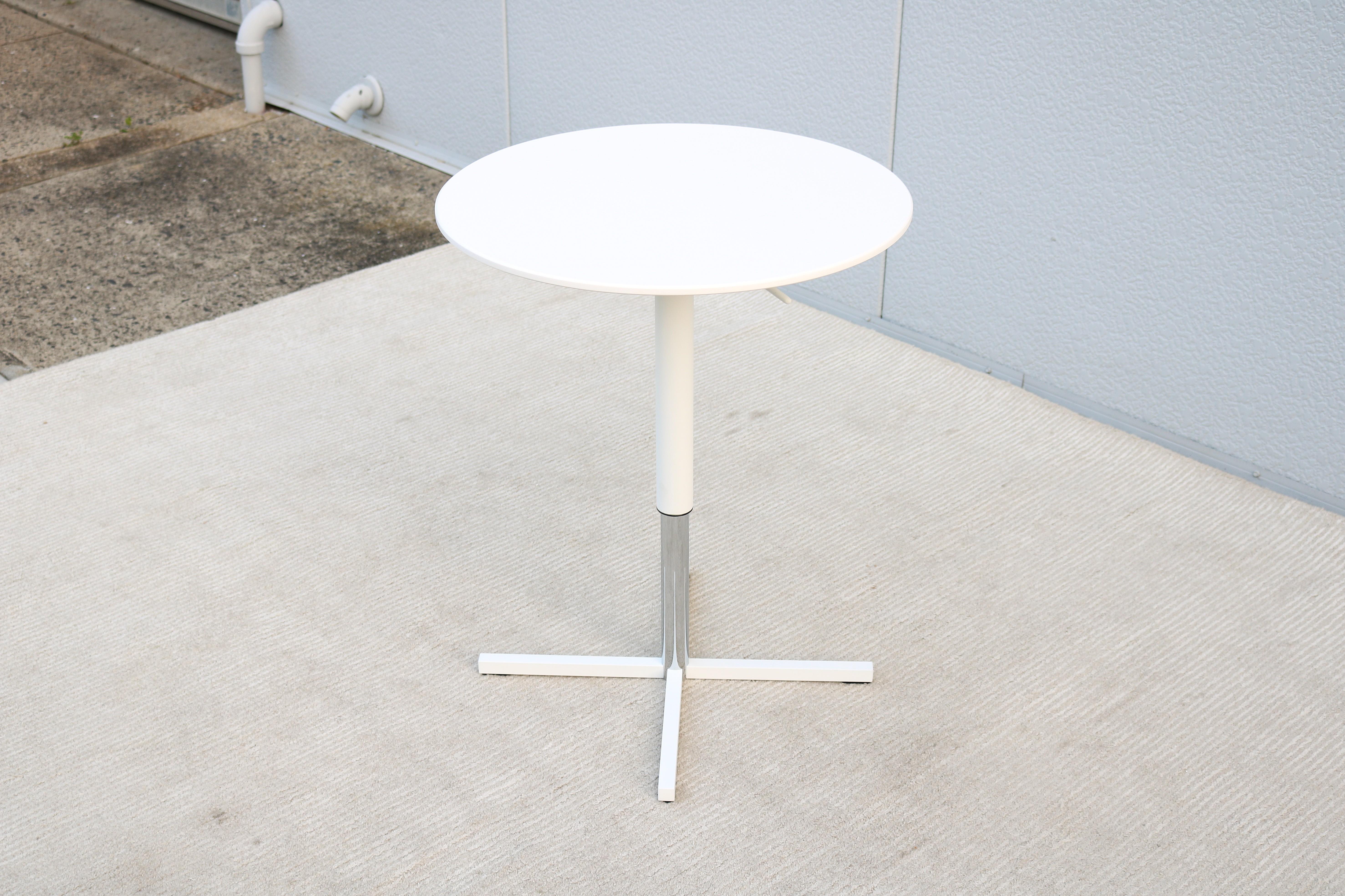 Table d'appoint ronde moderne à hauteur réglable Whiting Furniture White, New en vente 1