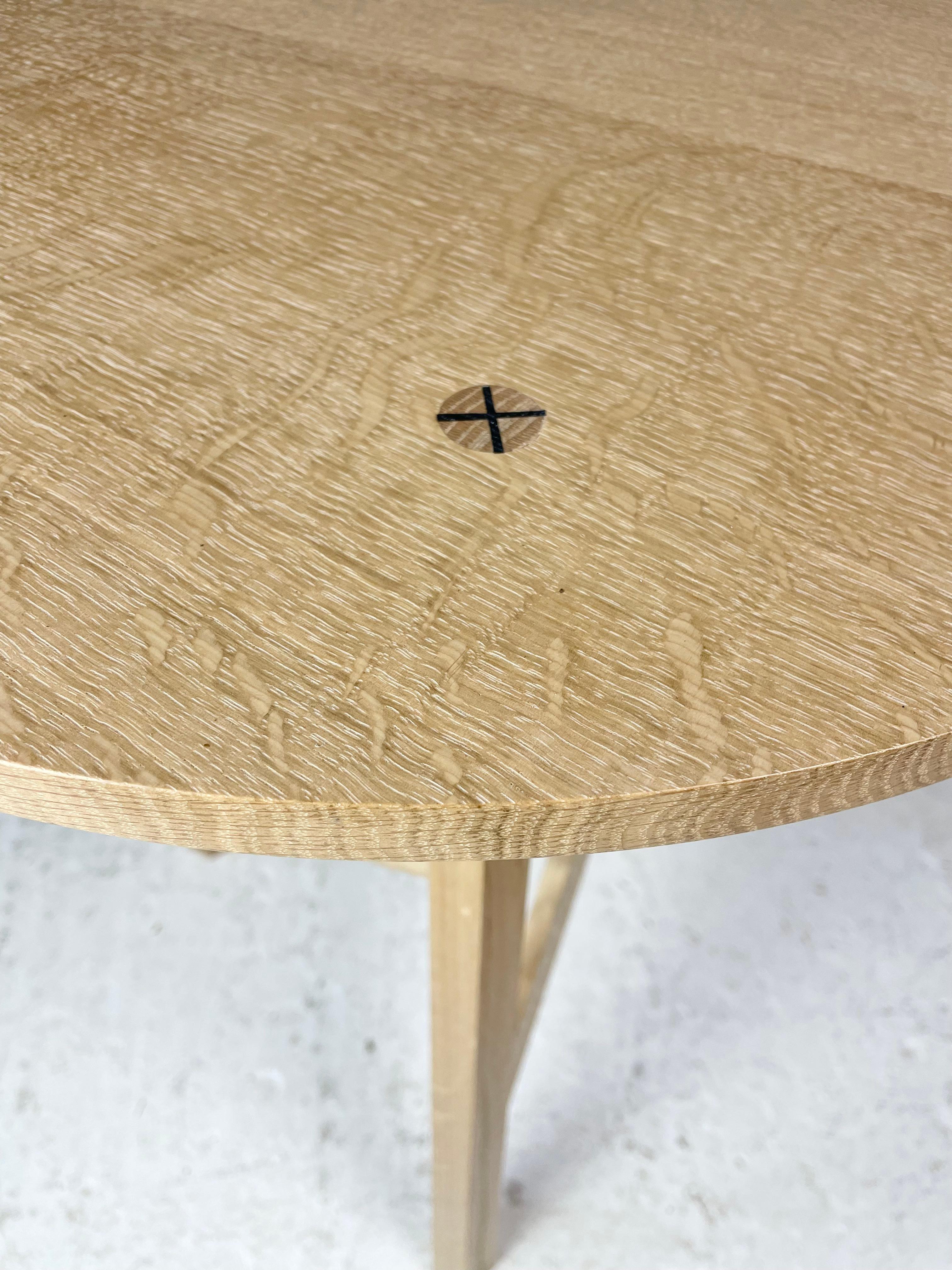 Travail du bois Table d'appoint The Moderns faite par un artisan en vente