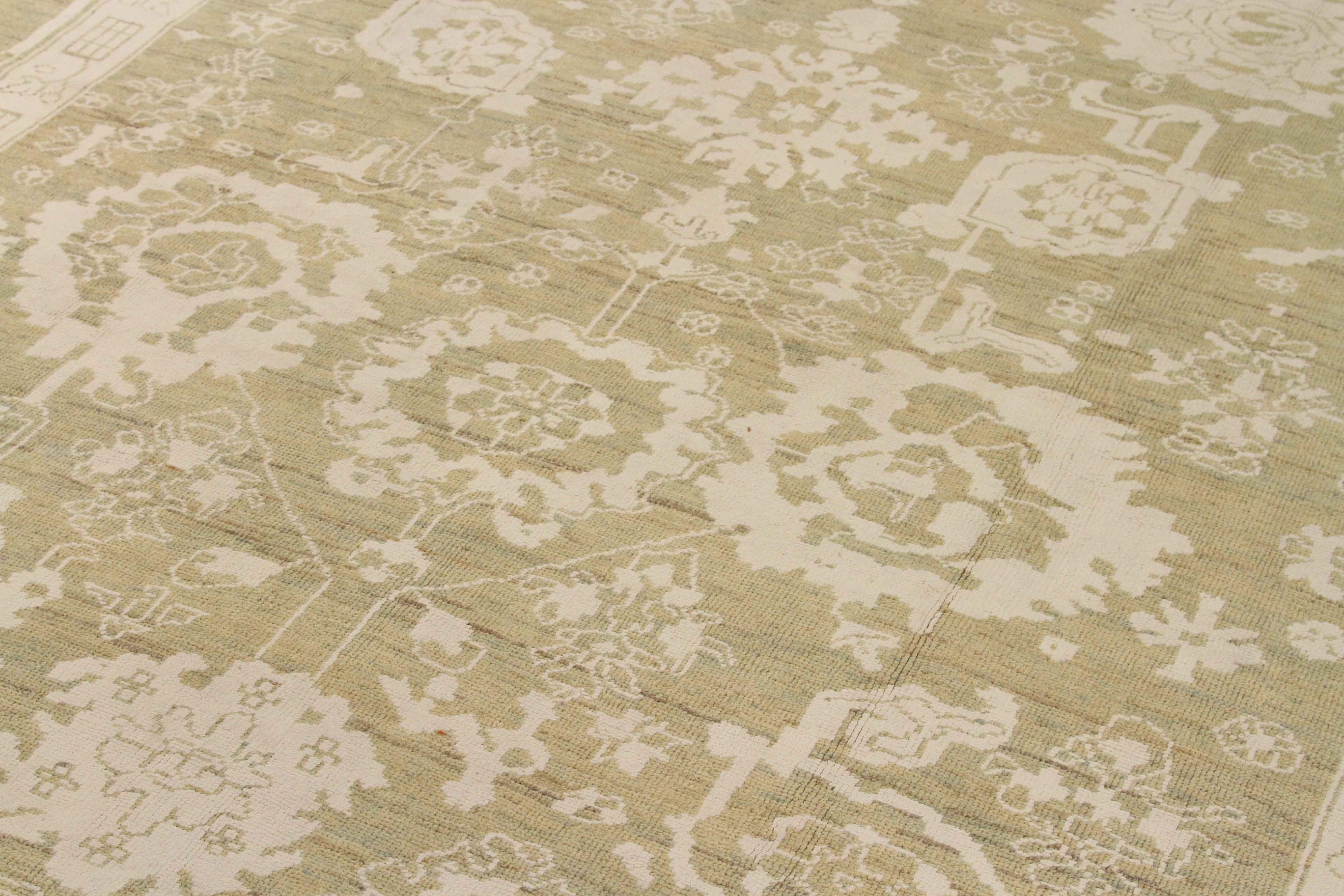 Moderner persischer Oushak-Teppich mit zweifarbigen weißen und beigen Blumenmustern (Persisch) im Angebot