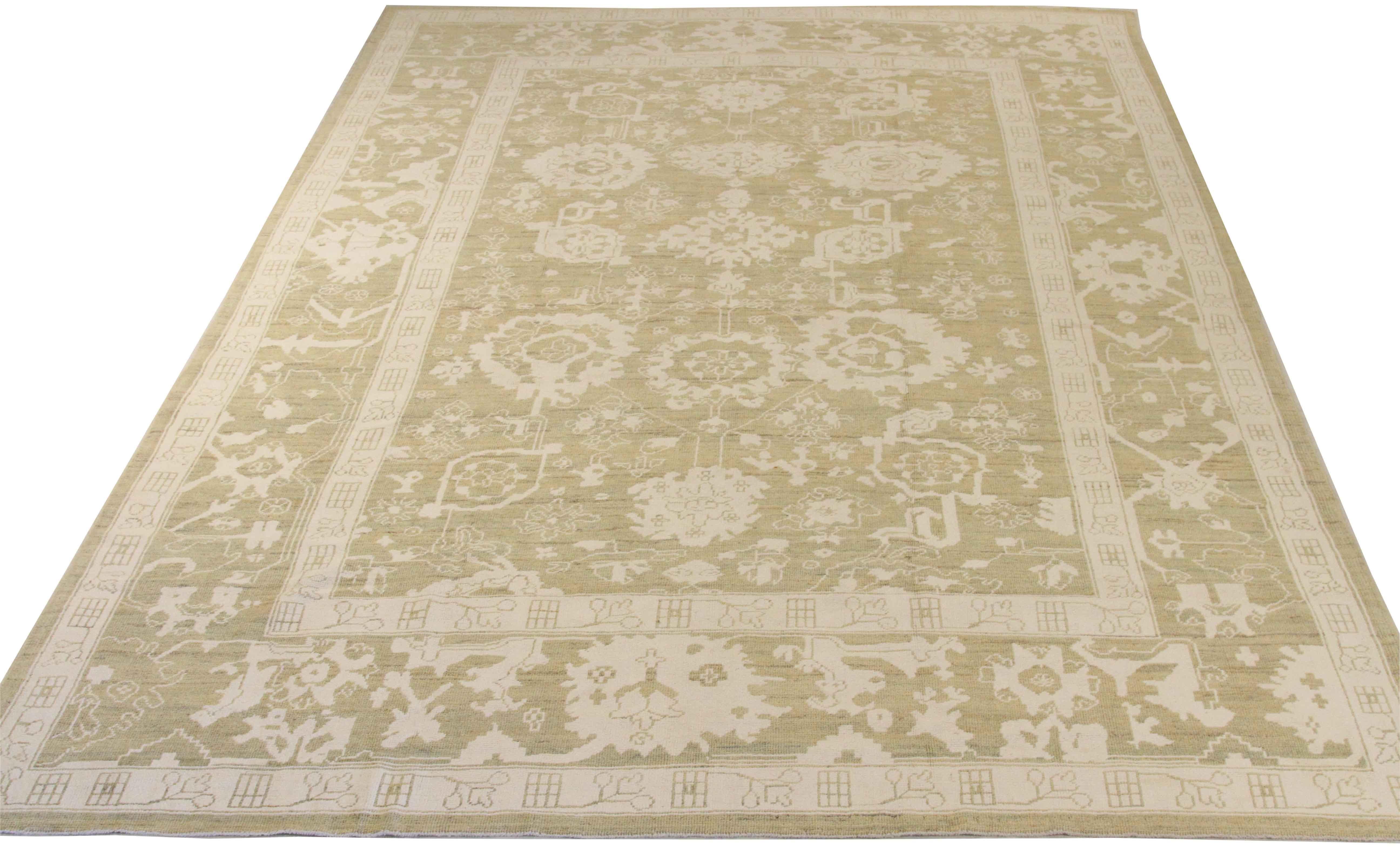 Moderner persischer Oushak-Teppich mit zweifarbigen weißen und beigen Blumenmustern (Handgeknüpft) im Angebot