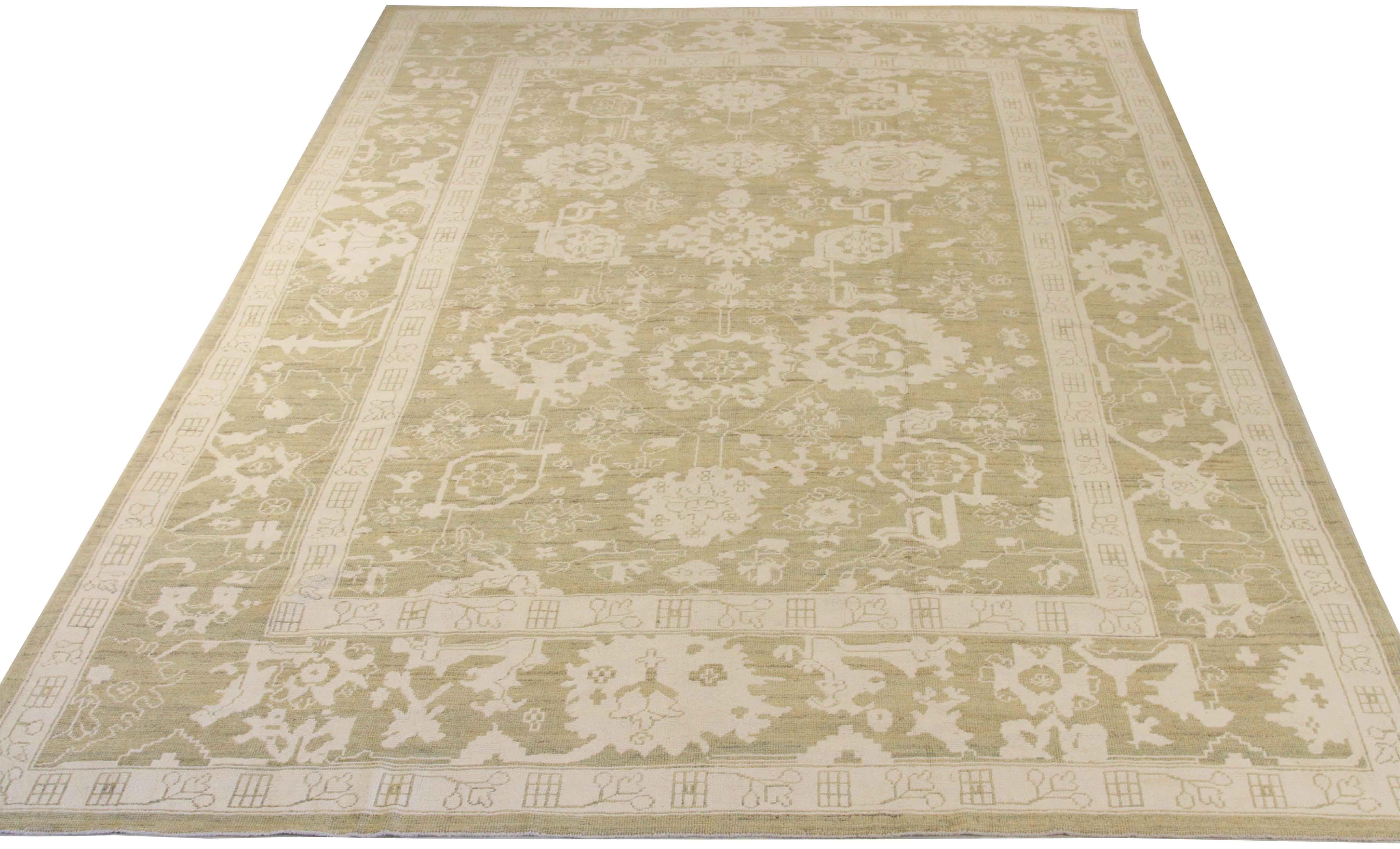 Noué à la main Tapis persan moderne Day Persian Oushak avec motifs floraux bicolores blancs et beiges en vente