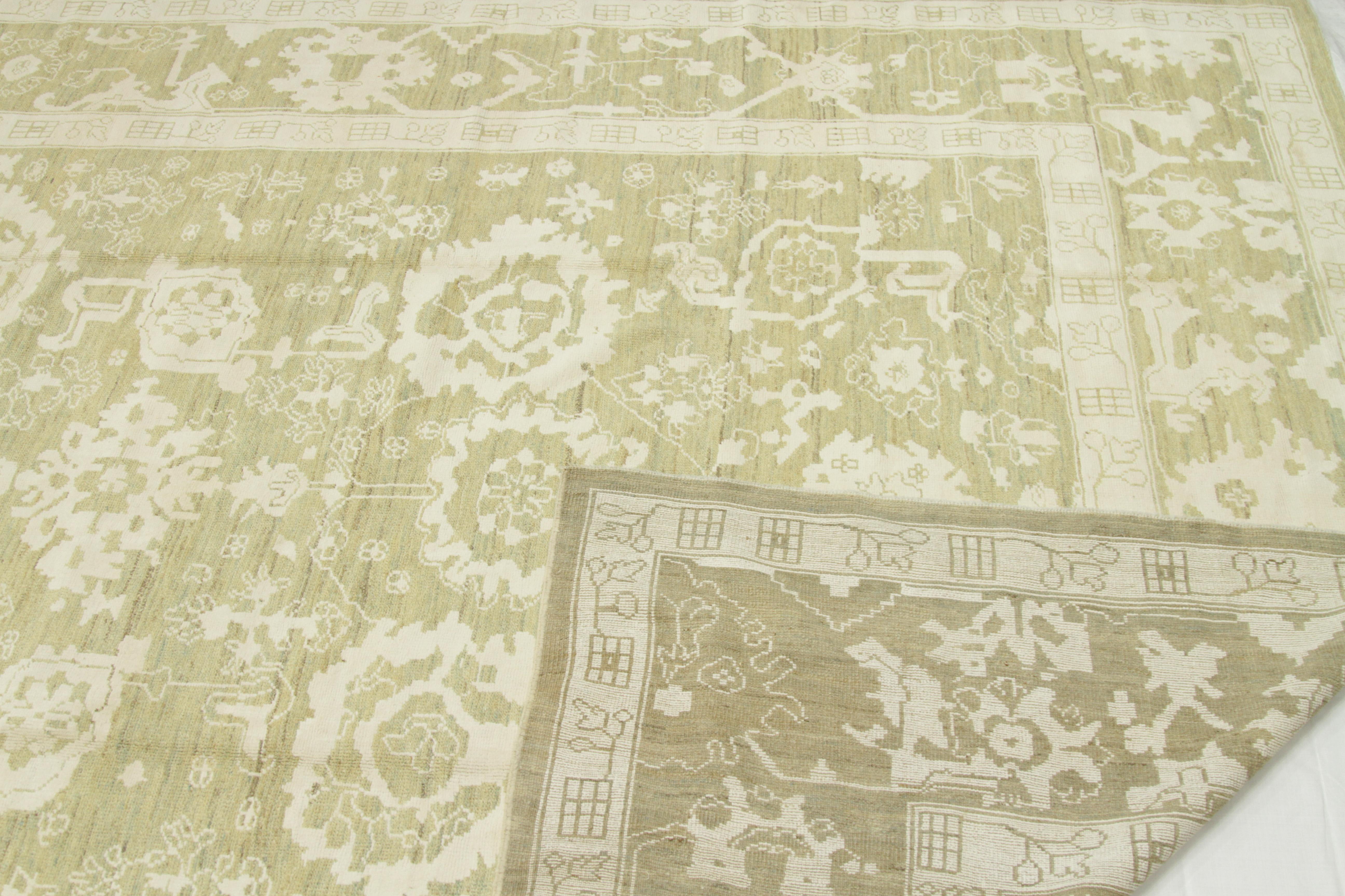 Moderner persischer Oushak-Teppich mit zweifarbigen weißen und beigen Blumenmustern (21. Jahrhundert und zeitgenössisch) im Angebot