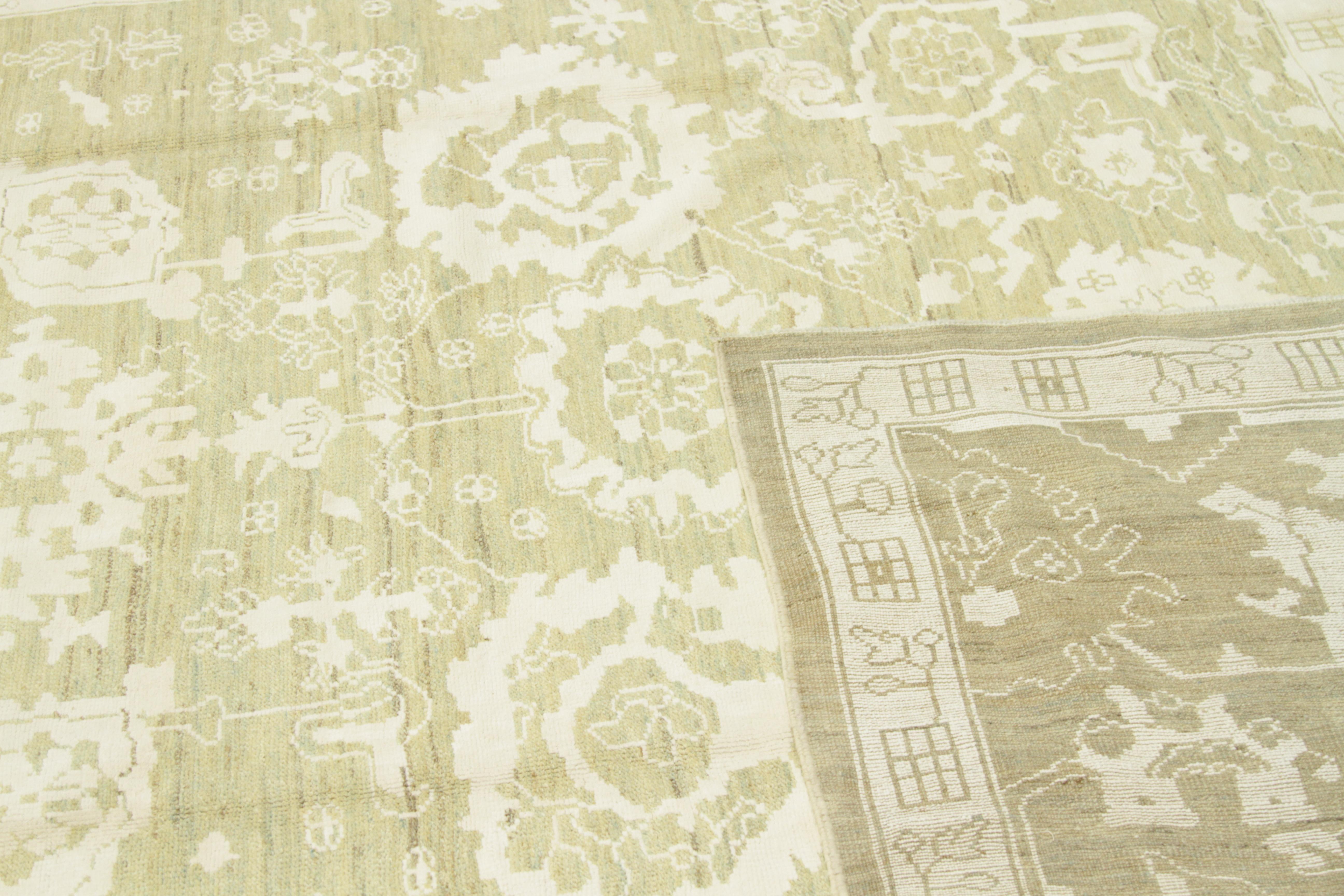 Laine Tapis persan moderne Day Persian Oushak avec motifs floraux bicolores blancs et beiges en vente