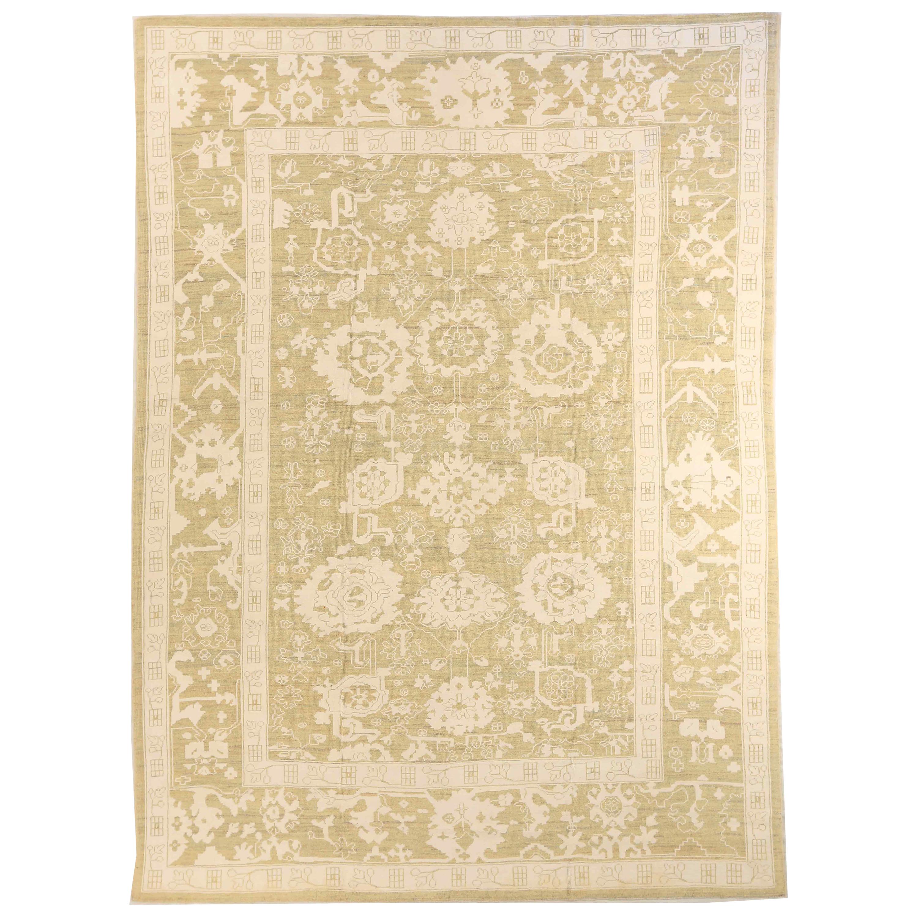 Moderner persischer Oushak-Teppich mit zweifarbigen weißen und beigen Blumenmustern