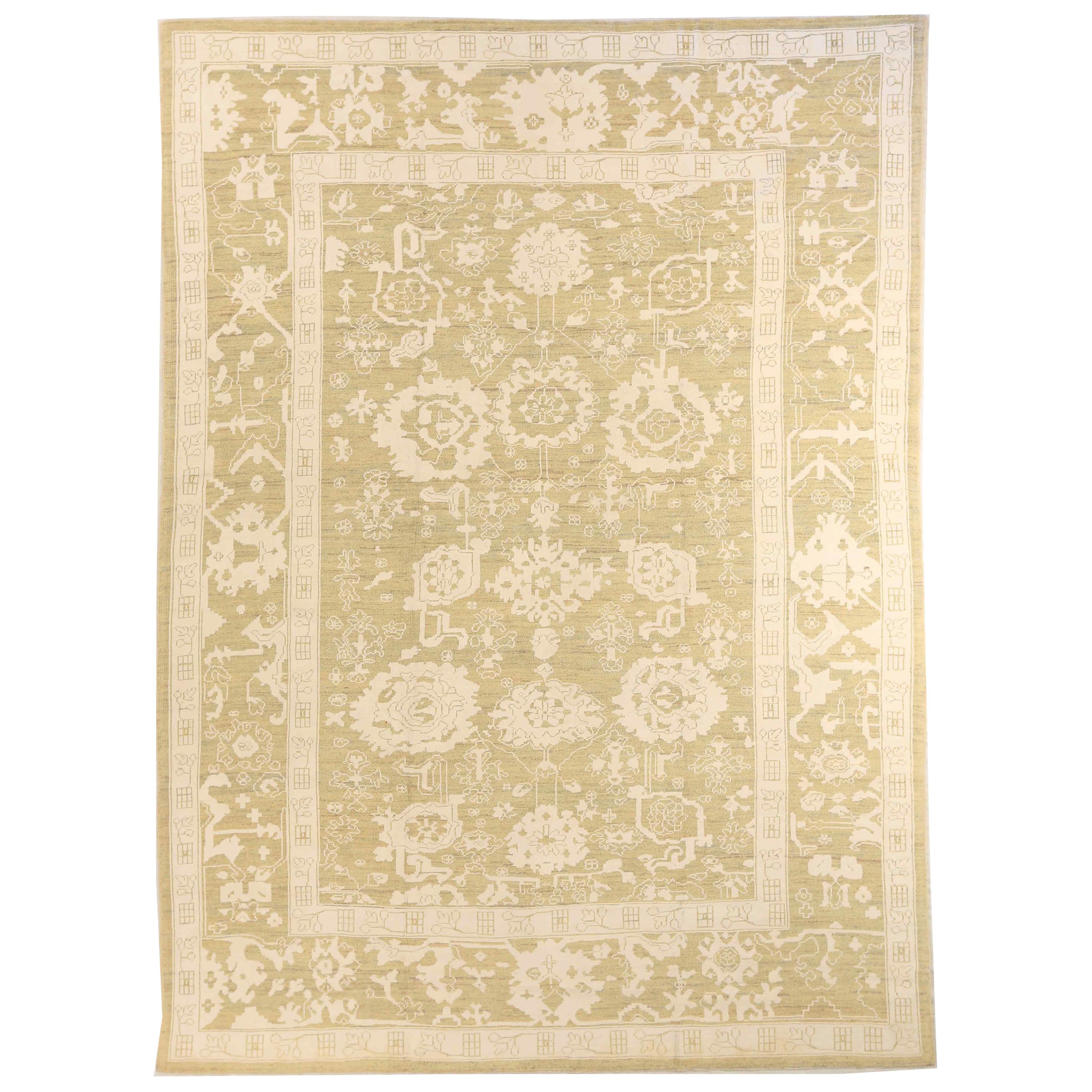 Tapis persan moderne Day Persian Oushak avec motifs floraux bicolores blancs et beiges en vente