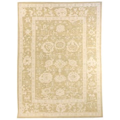 Moderner persischer Oushak-Teppich mit zweifarbigen weißen und beigen Blumenmustern