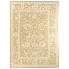 Tapis persan moderne Day Persian Oushak avec motifs floraux bicolores blancs et beiges