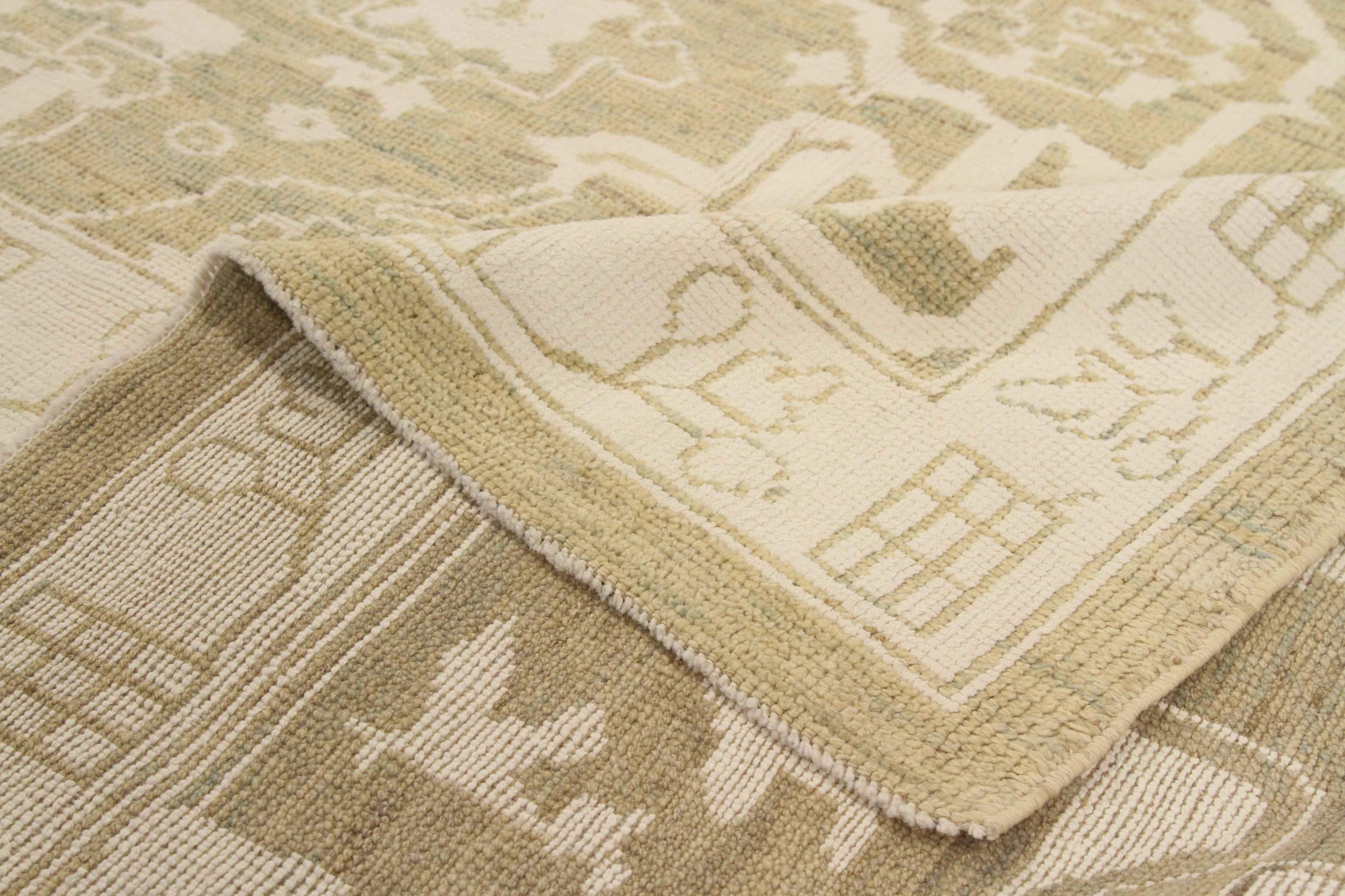 Tapis persan fabriqué en laine tissée à la main de la meilleure qualité et coloré avec des teintures végétales entièrement biologiques. Il présente un élégant motif floral à deux tons, blanc et beige, que l'on retrouve fréquemment sur les tapis