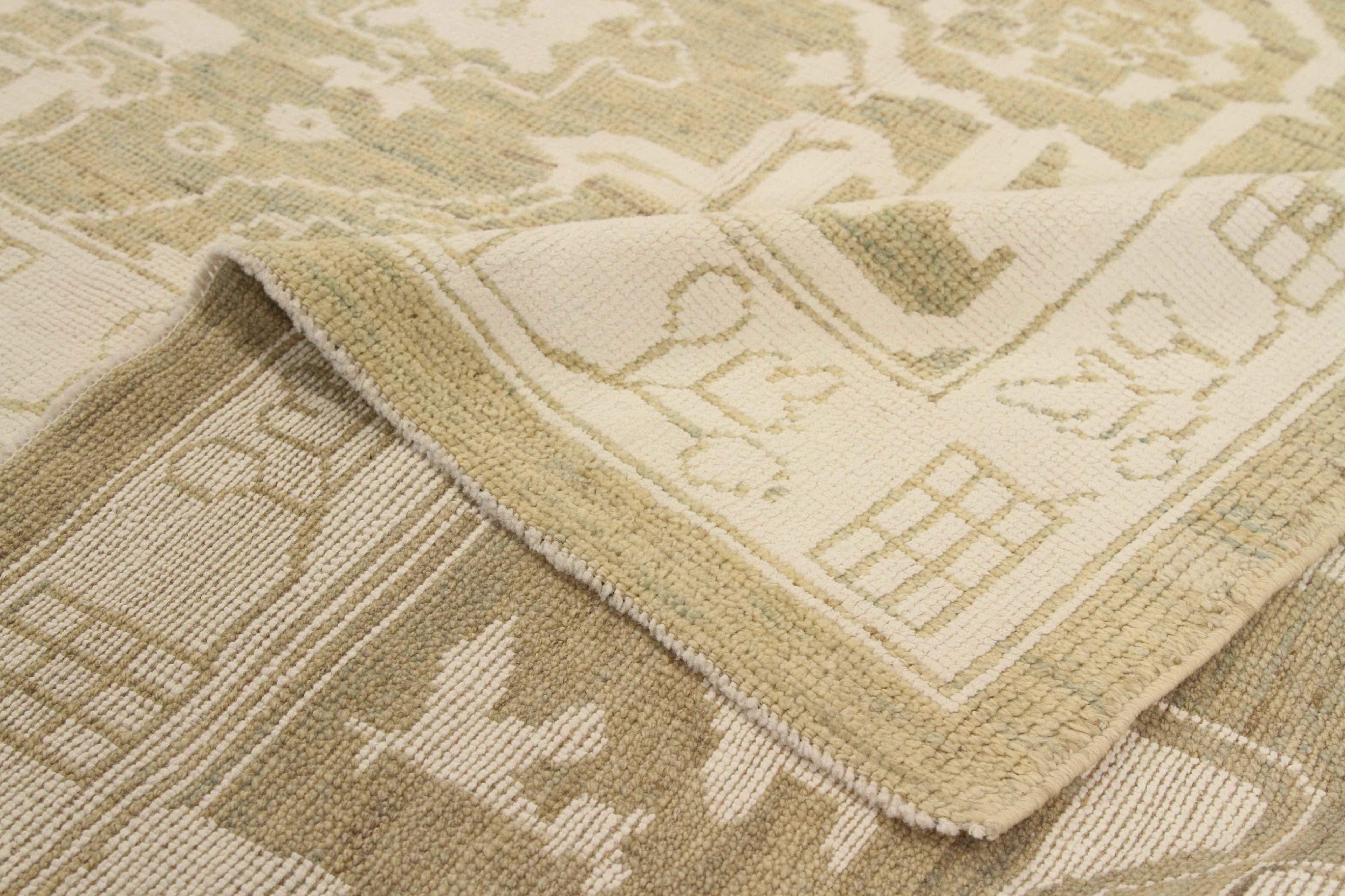 Perserteppich aus handgewebter Wolle feinster Qualität, gefärbt mit rein biologischen Pflanzenfarben. Er weist ein elegantes, zweifarbiges Blumenmuster in Weiß und Beige auf, wie es bei Teppichen der Oushak-Knüpfer üblich ist. Es ist ein dezentes