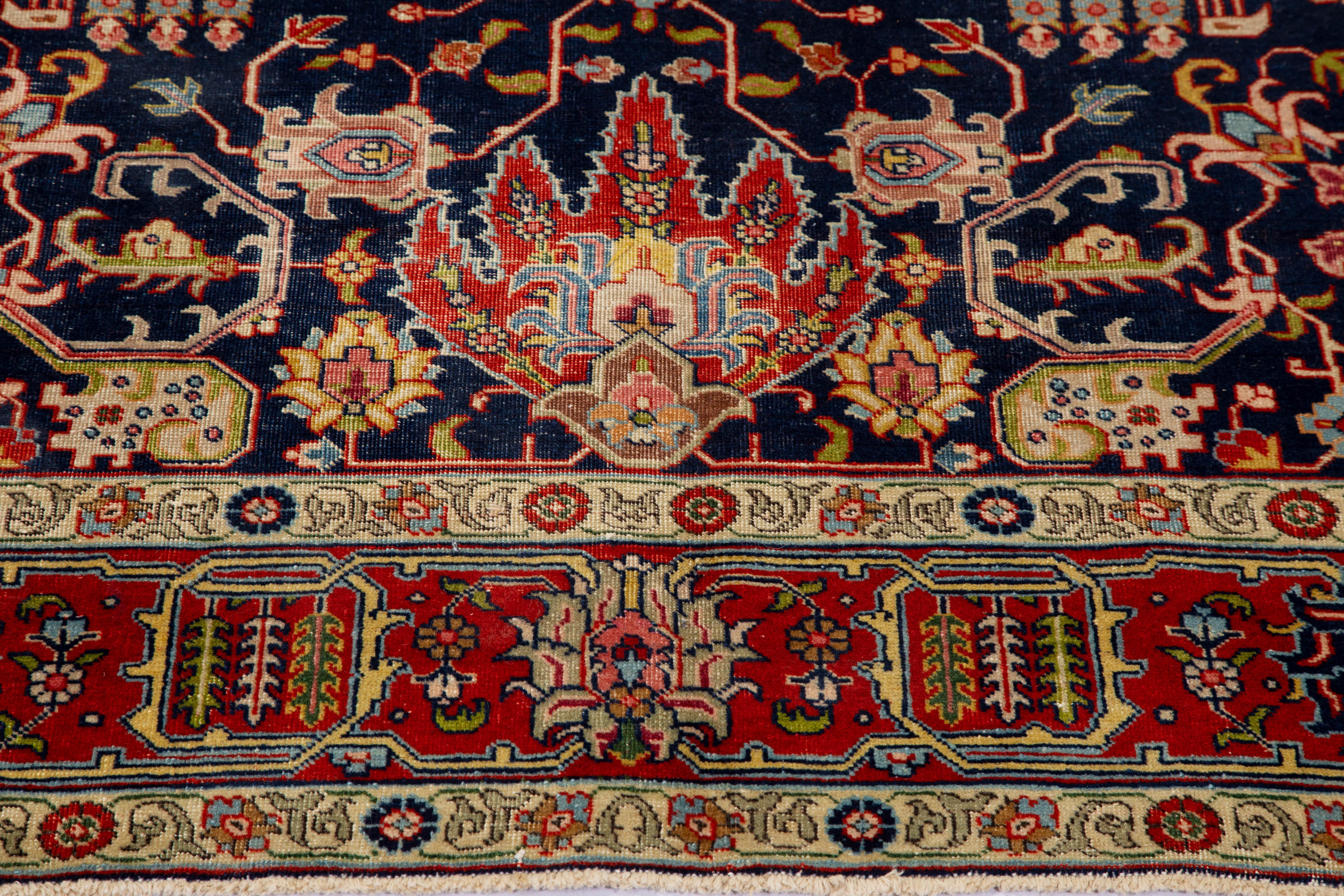 Antico tappeto persiano Tabriz con motivo floreale tradizionale in blu e rosso in vendita 1