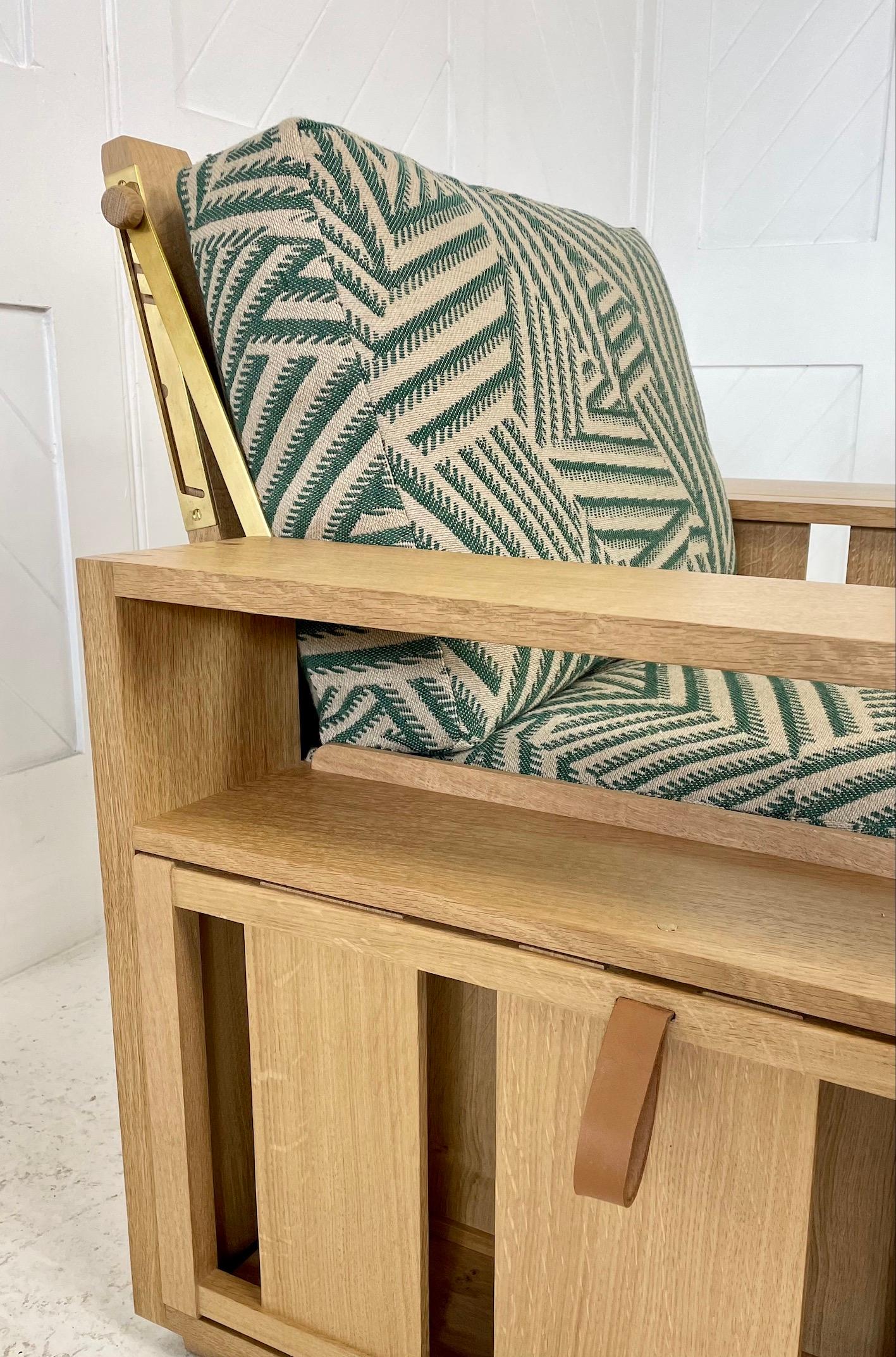 Anglais The Modernity 'Zeno' Hand Made Library Chair in Natural Quarter Sawn Oak (Chêne scié sur quartier naturel) en vente