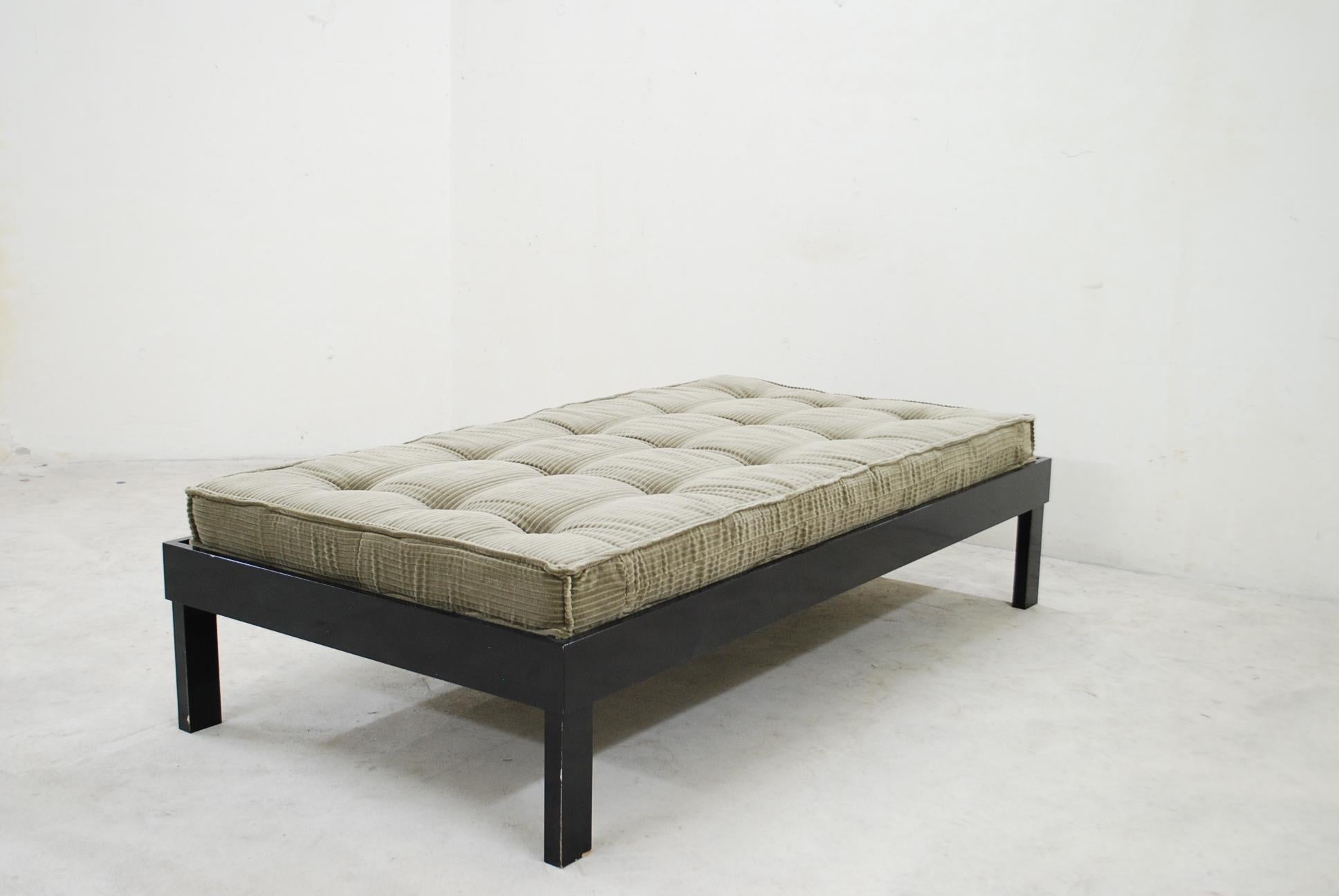 Modern Daybed Sofa by Burburry Prorsum For Sale 8