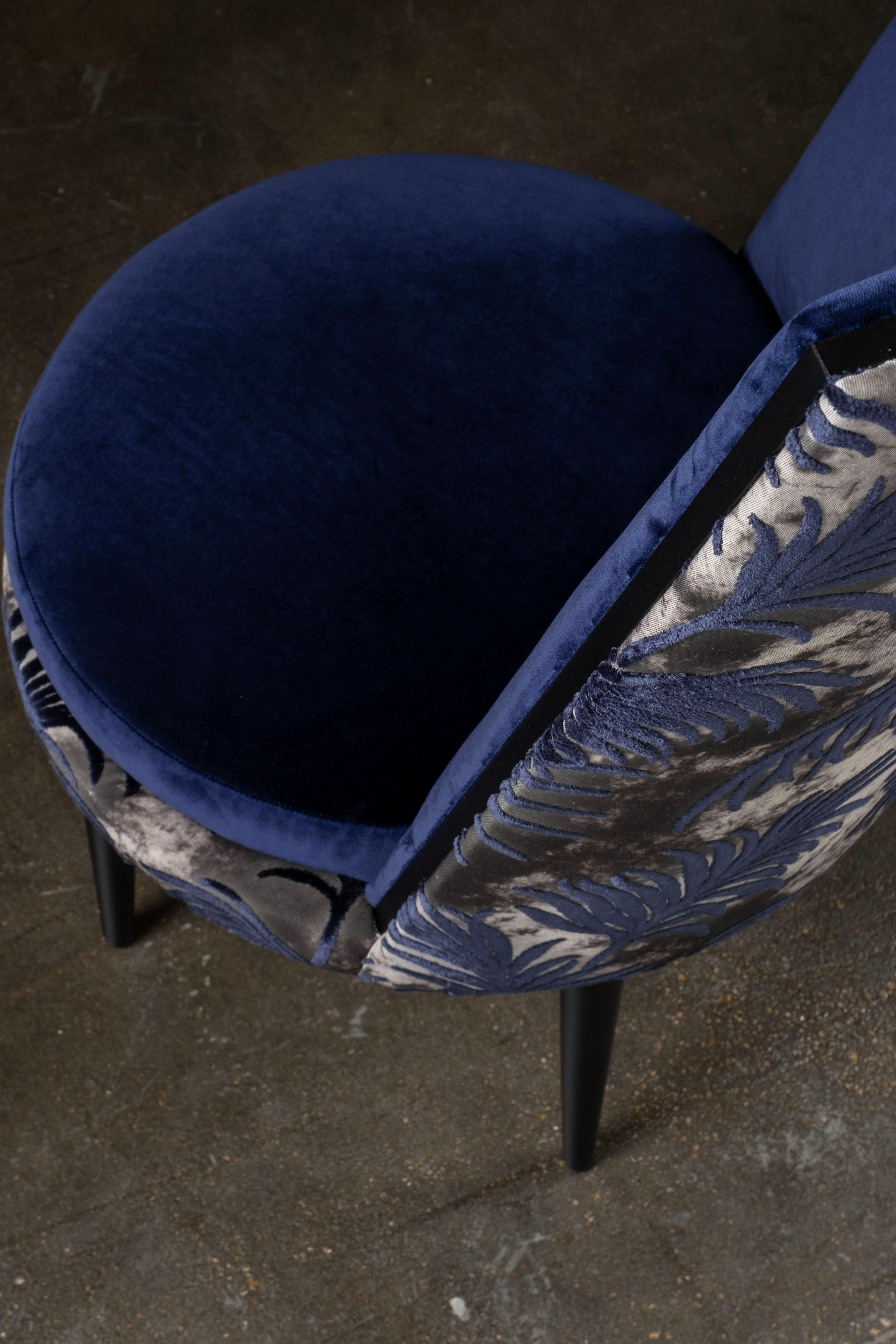 Chaise de salle à manger moderne De Castro, bleu foncé, velours fait à la main au Portugal par Greenapple en vente 1