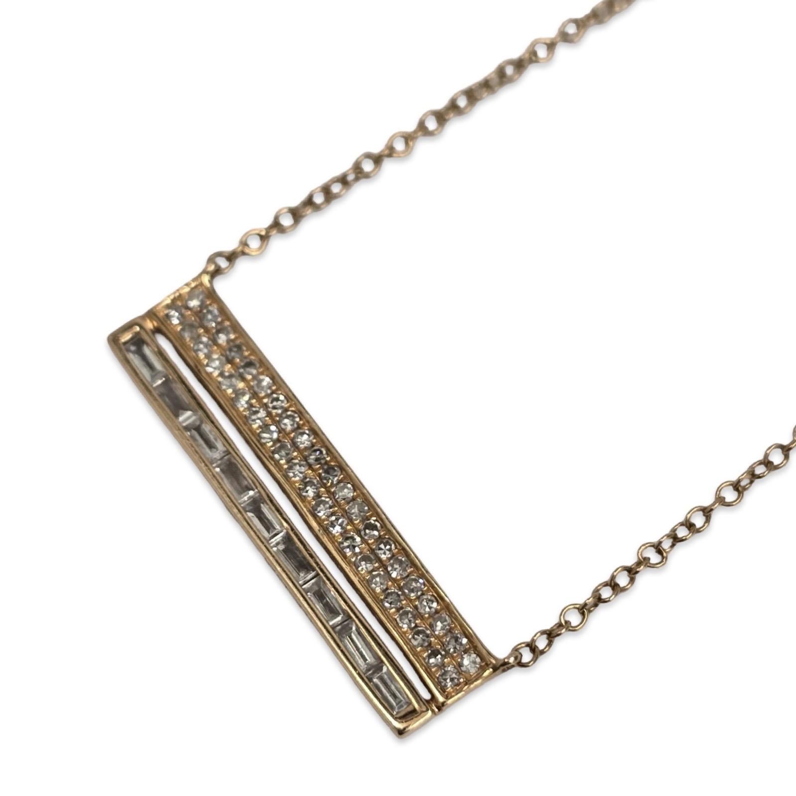 Donna Collana Modern Deco in oro rosa 18 carati con diamanti a barre da 0,66 tcw con tagli rotondi e smeraldo in vendita