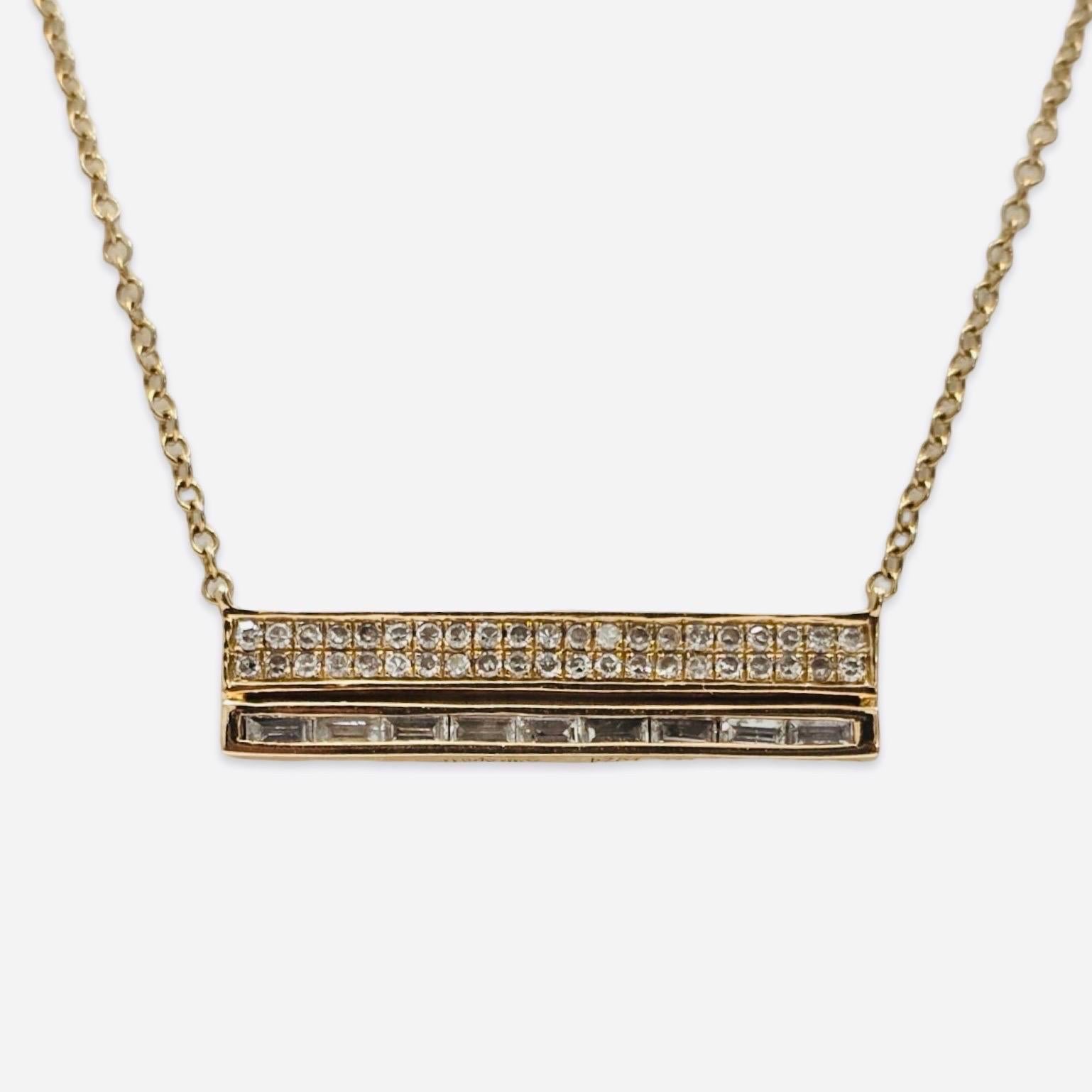 Raffinata fusione di minimalismo moderno e glamour Art Déco, questa collana con barrette di diamanti è realizzata in oro rosa 18 carati e incastonata con due eleganti file di diamanti naturali. La fila superiore brilla con 42 diamanti tondi taglio